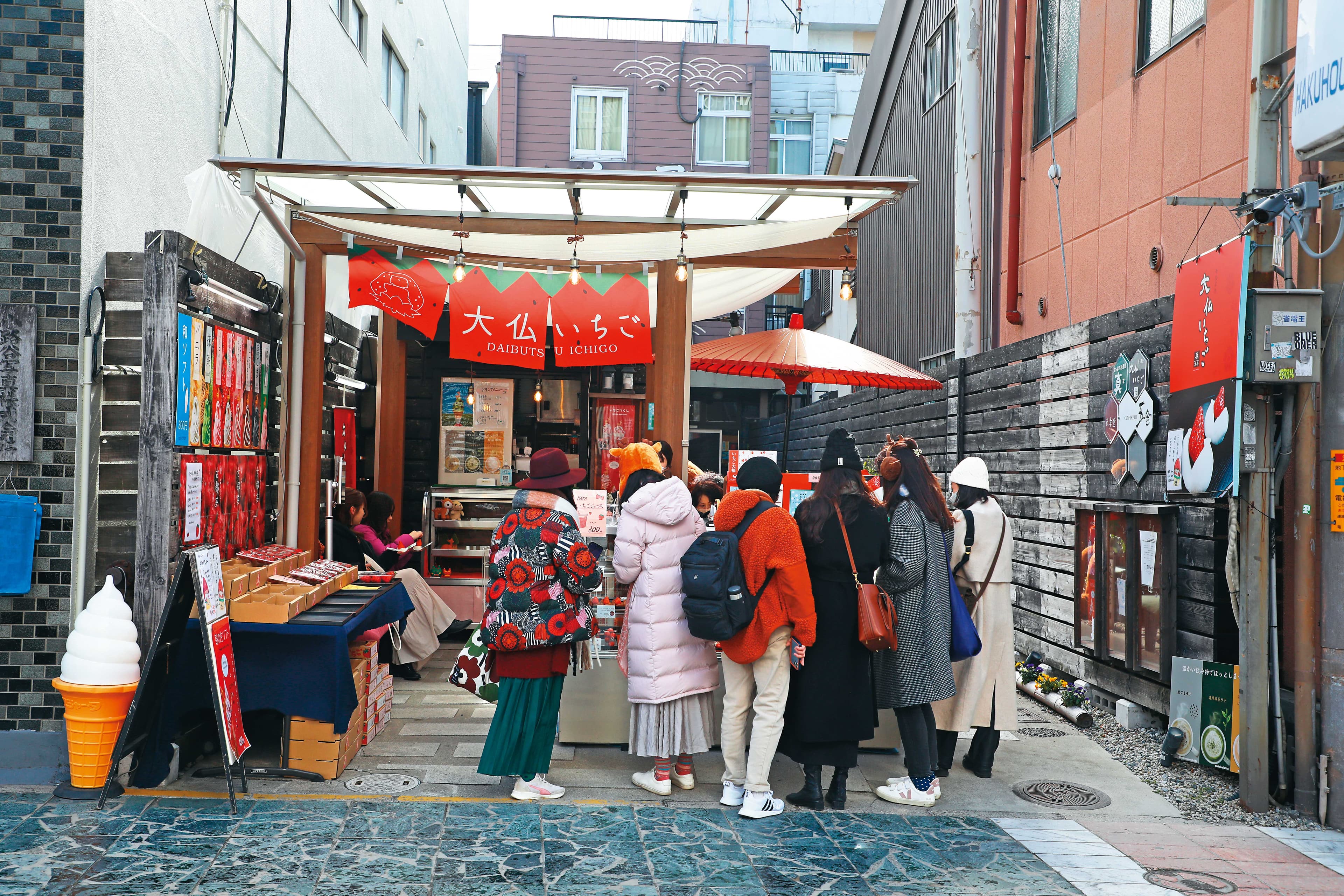 位在奈良老街上的「大佛草莓」,店前永遠擠滿了人。