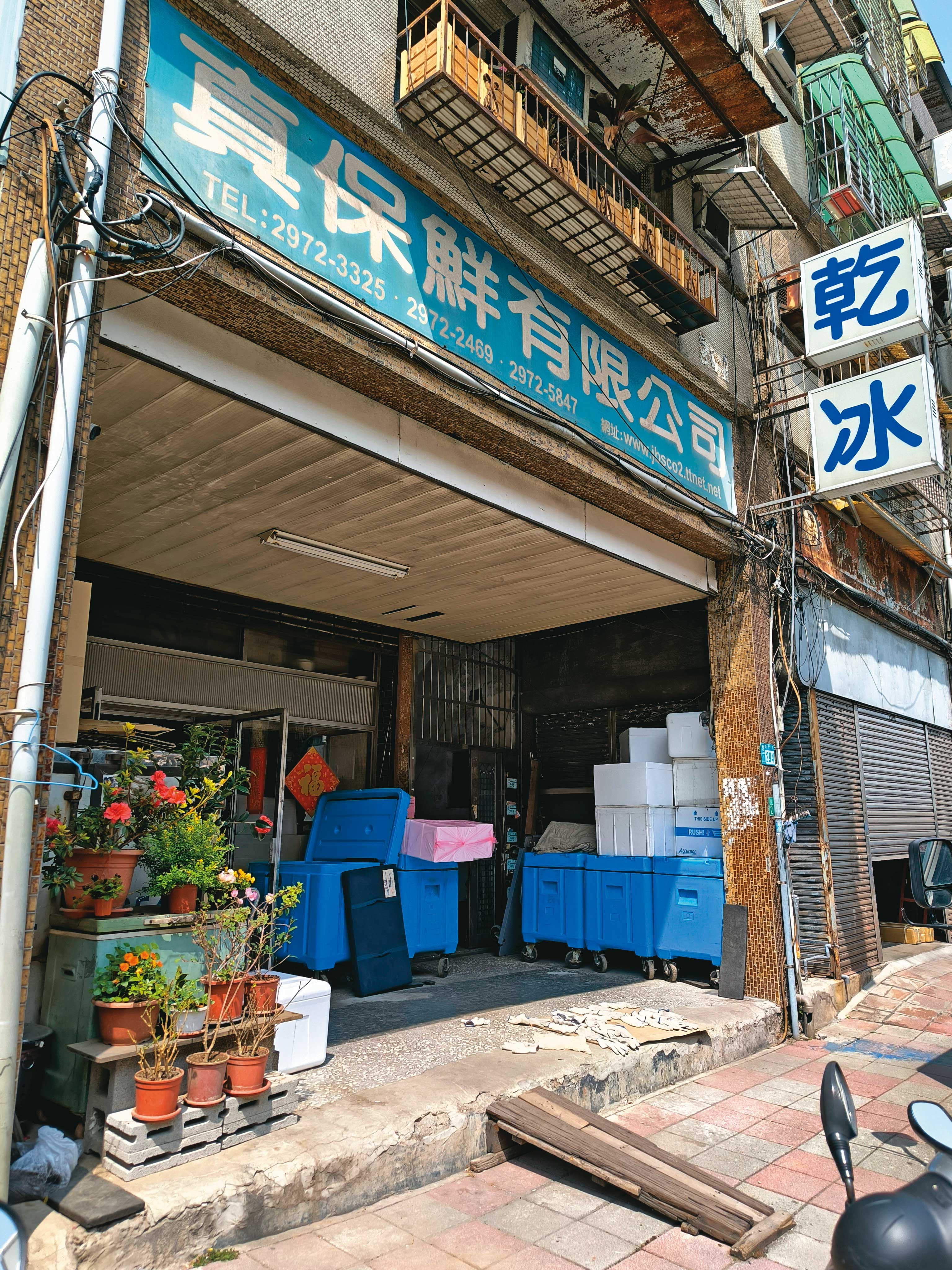 警方前往乾冰製造廠(圖)查訪,掌握關鍵證據。