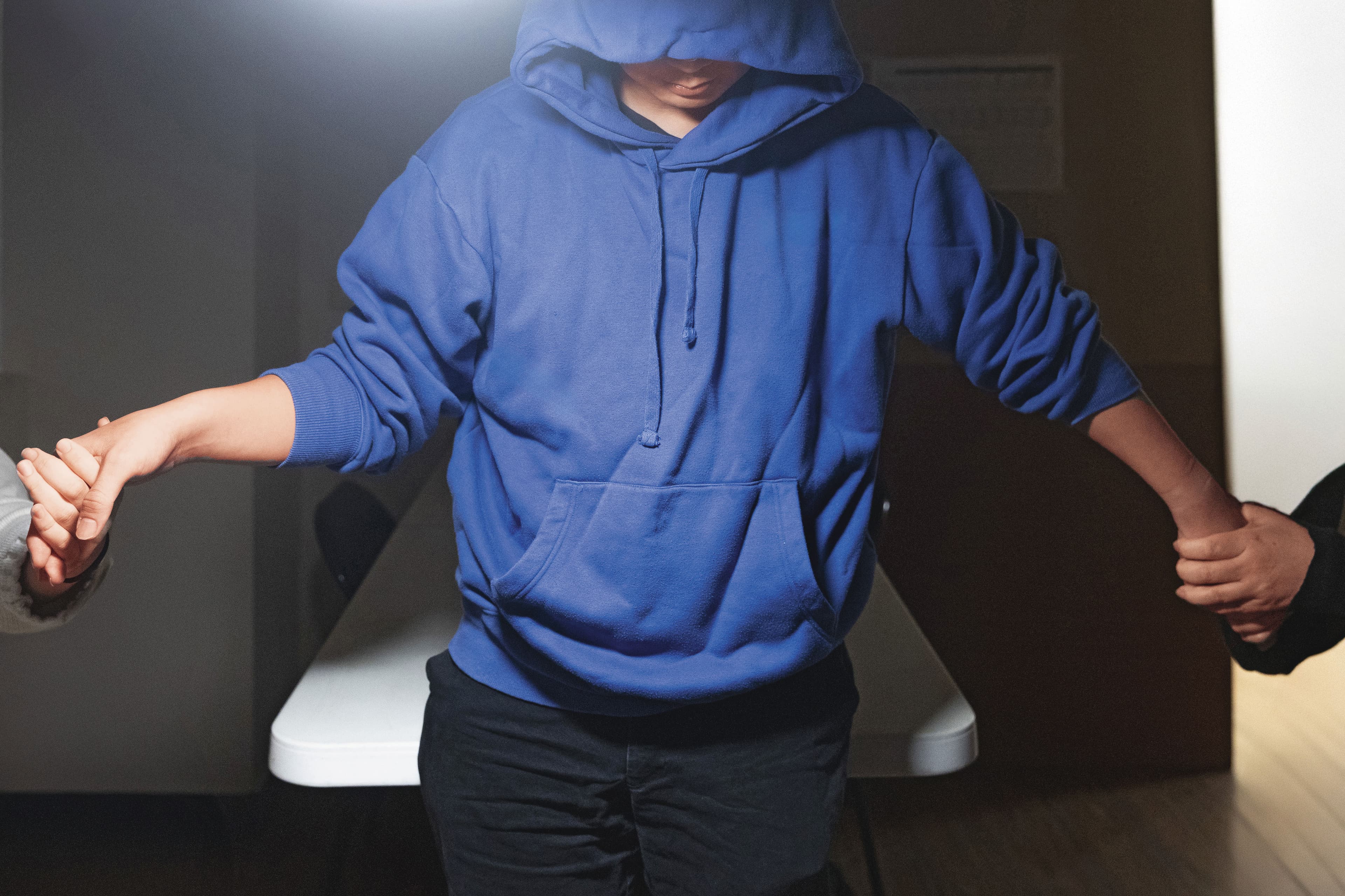 小俊的母親、姊姊罹患思覺失調症,他長大後才知道那是精神疾病,開始學習相關知識並尋找資源。