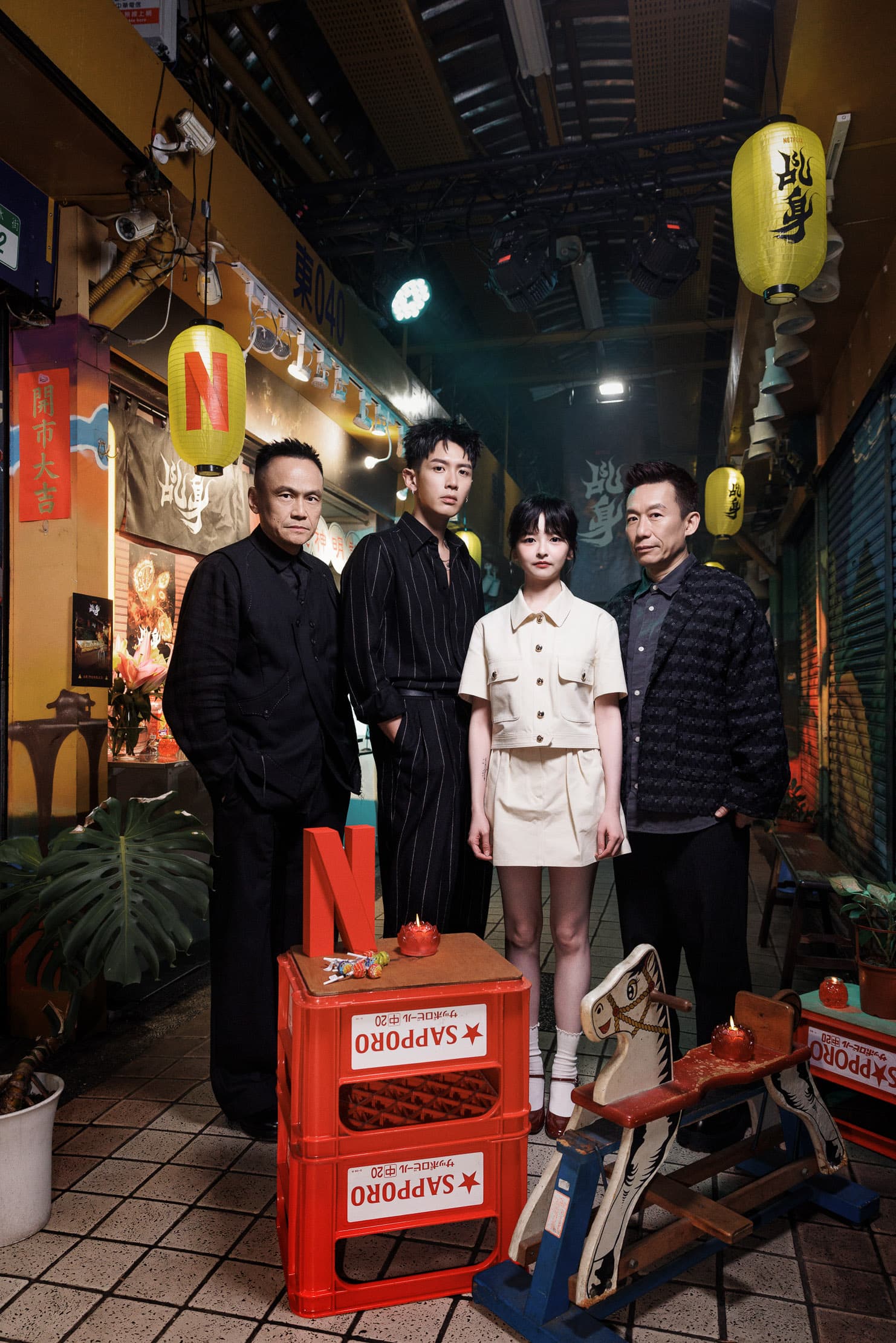 Netflix《乩身》演員華麗擺拍照,由左而右為陳以文、柯震東、陳姸霏、郭子乾。(Netflix提供)