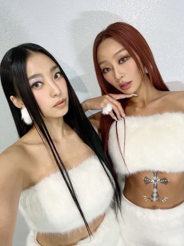 孝琳(右)與寶拉以「SISTAR19」再度展現二代女團的性感威力。(網路圖片)