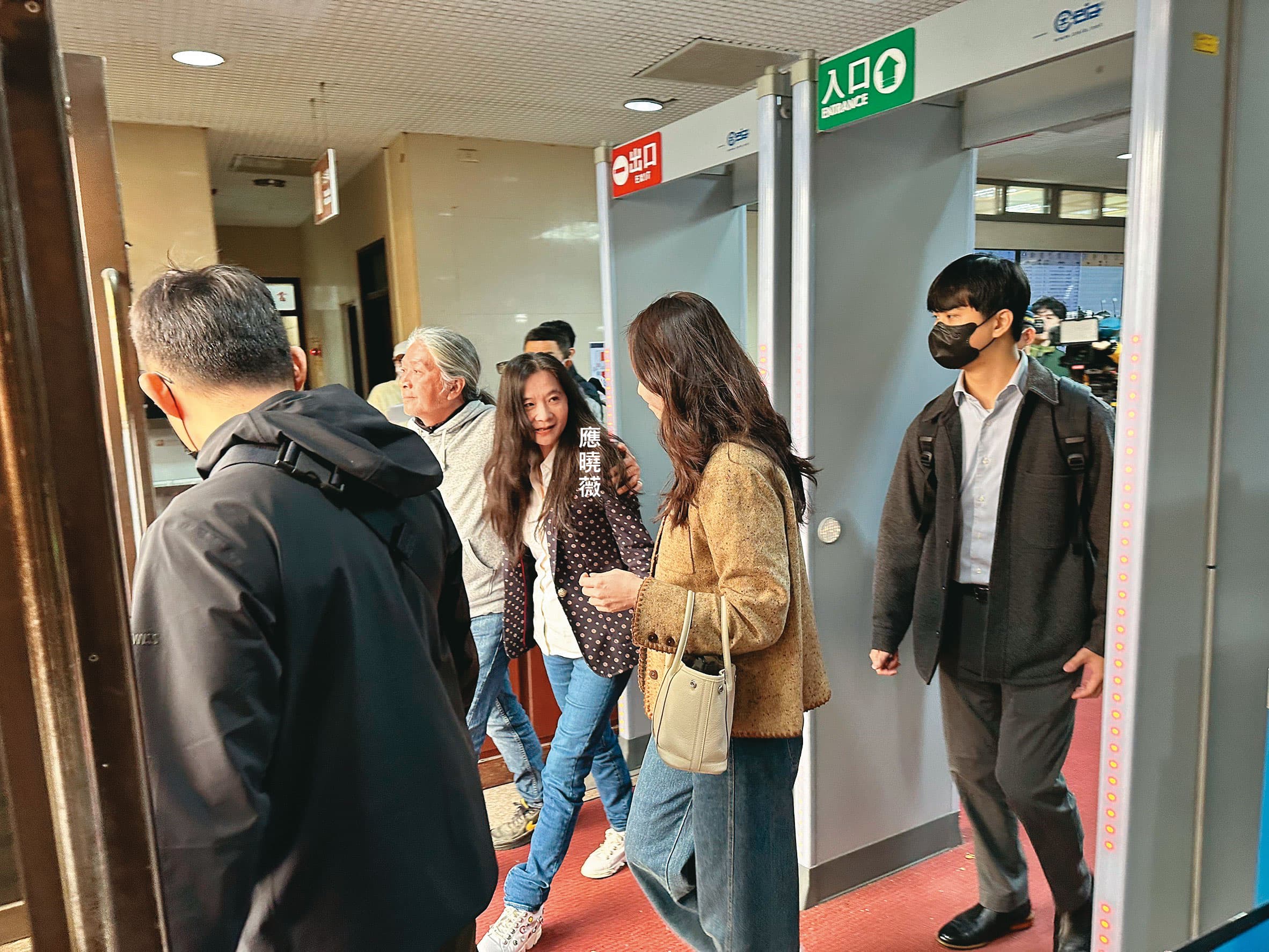 應曉薇籌足3千萬元保金,面帶微笑地走出法院,與日前獲裁定交保時高喊沒有貪汙判若兩人。