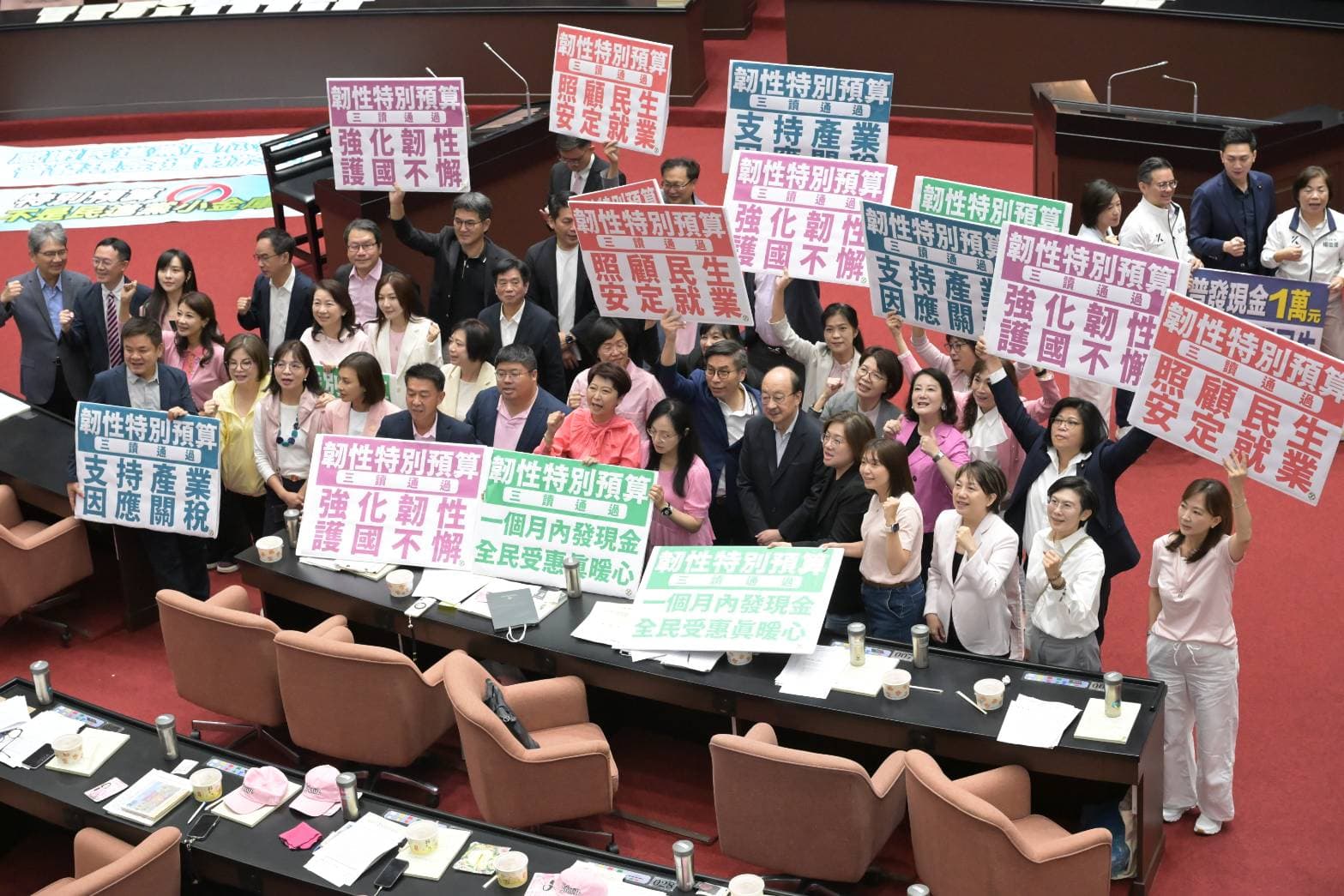 綠營慶祝通過韌性特別條例、強化國防、照顧民生。(鏡報林煒凱)