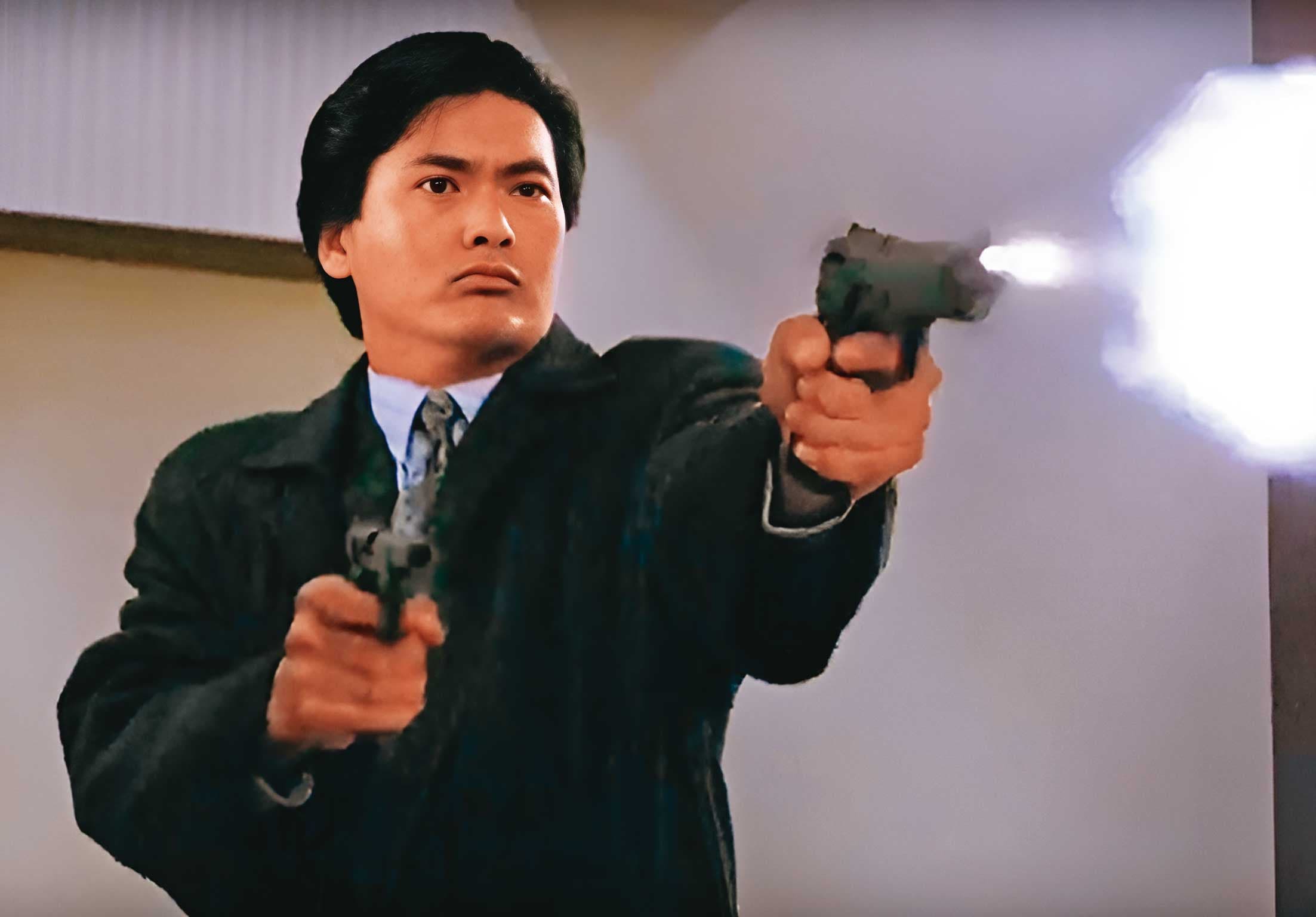 楊瑞和愛穿風衣、持雙槍,與周潤發演的小馬哥(圖)雷同。(翻攝《英雄本色》劇照)