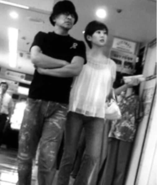 松本人志與小19歲的老婆、前氣象主播伊原凜被拍約會。(翻攝網路)