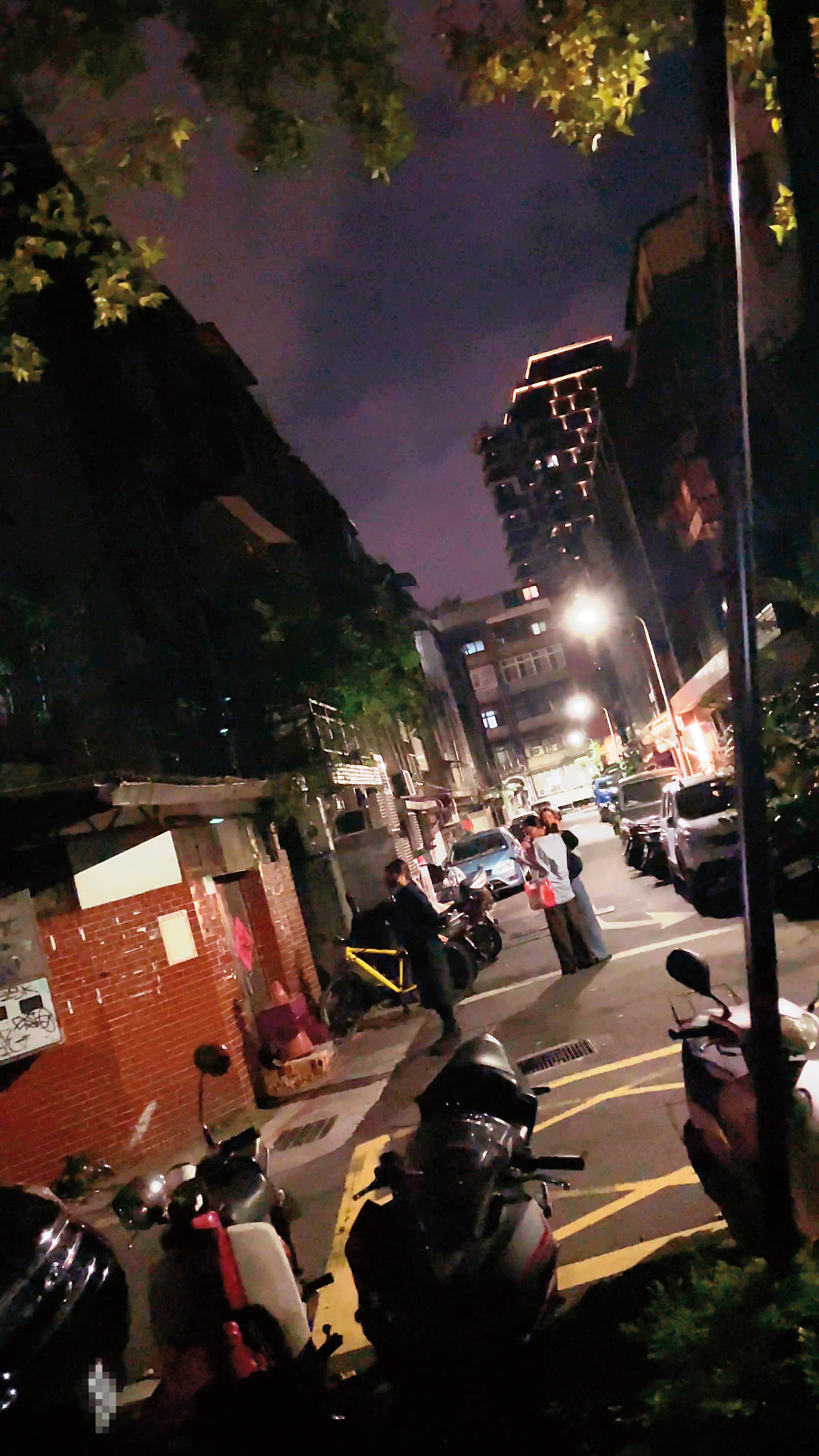 1時40分,謝欣穎與林映唯不走大門,卻從後門現身,行動神神祕祕的樣子。