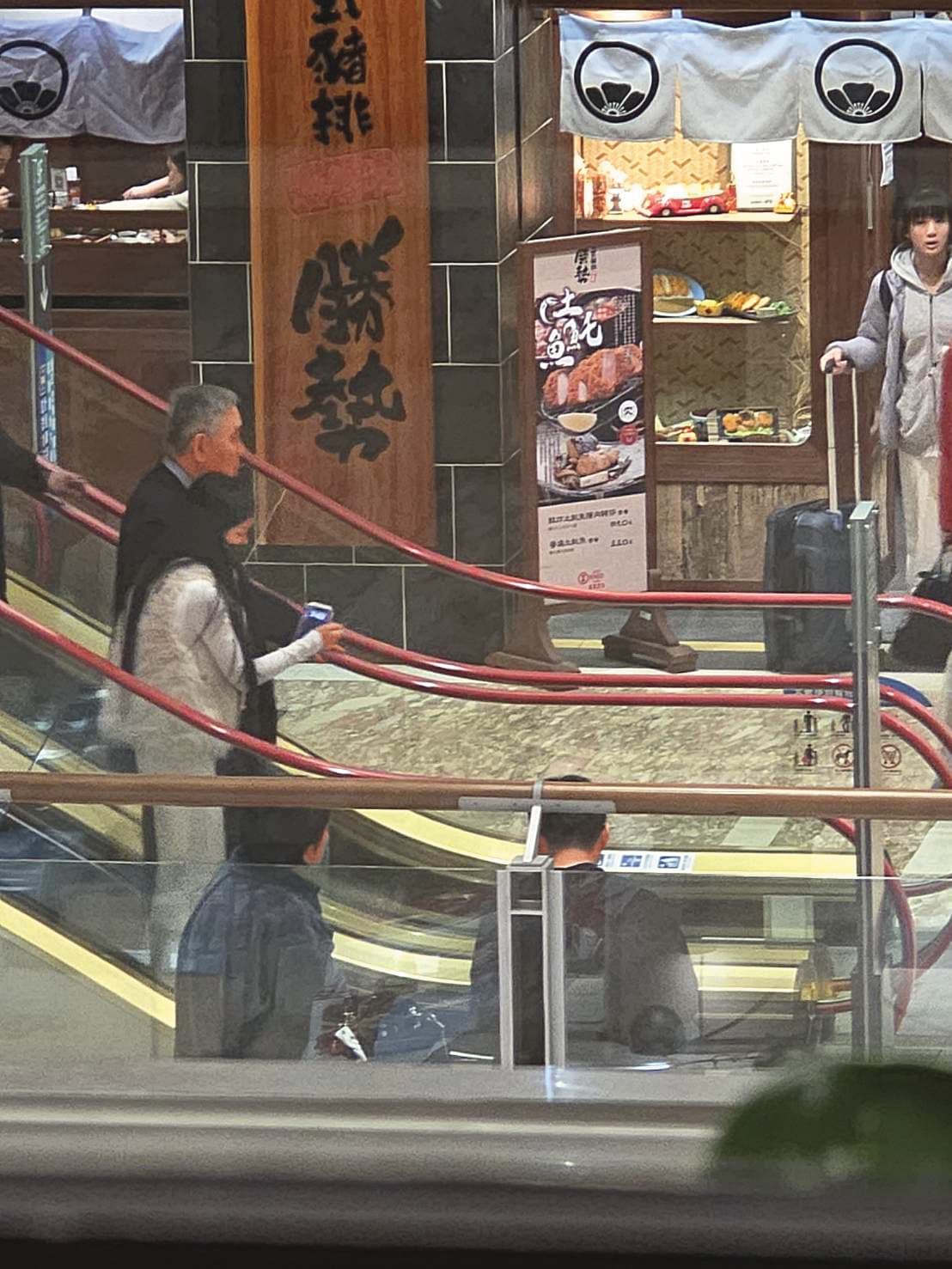 王文洋遭本刊直擊,在認子風波後,於台北街頭現身,旁邊伴著一名年輕女子。
