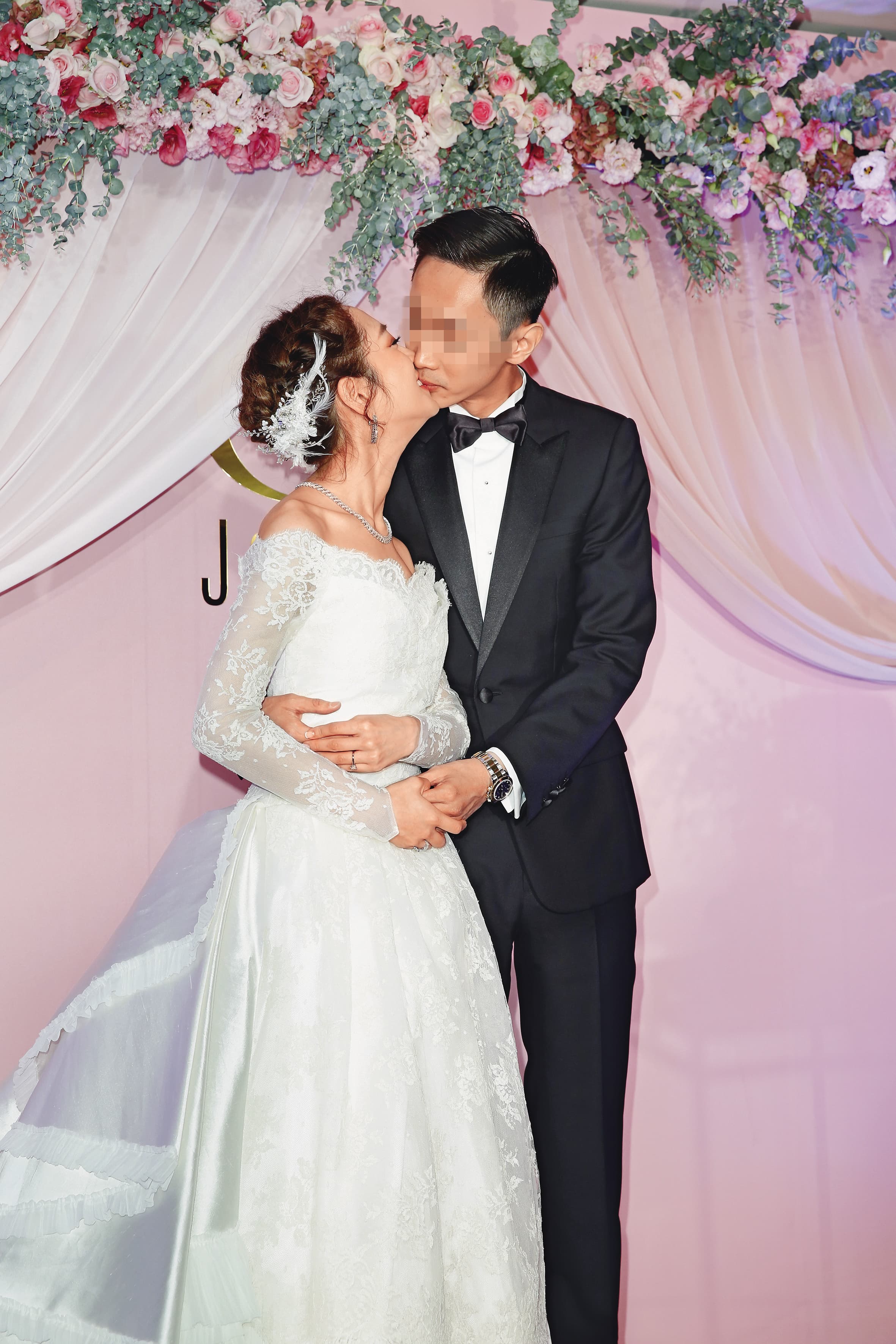 2016年底,楊千霈(左)和交往19天就閃婚的洪家傑(右)舉辦婚宴。