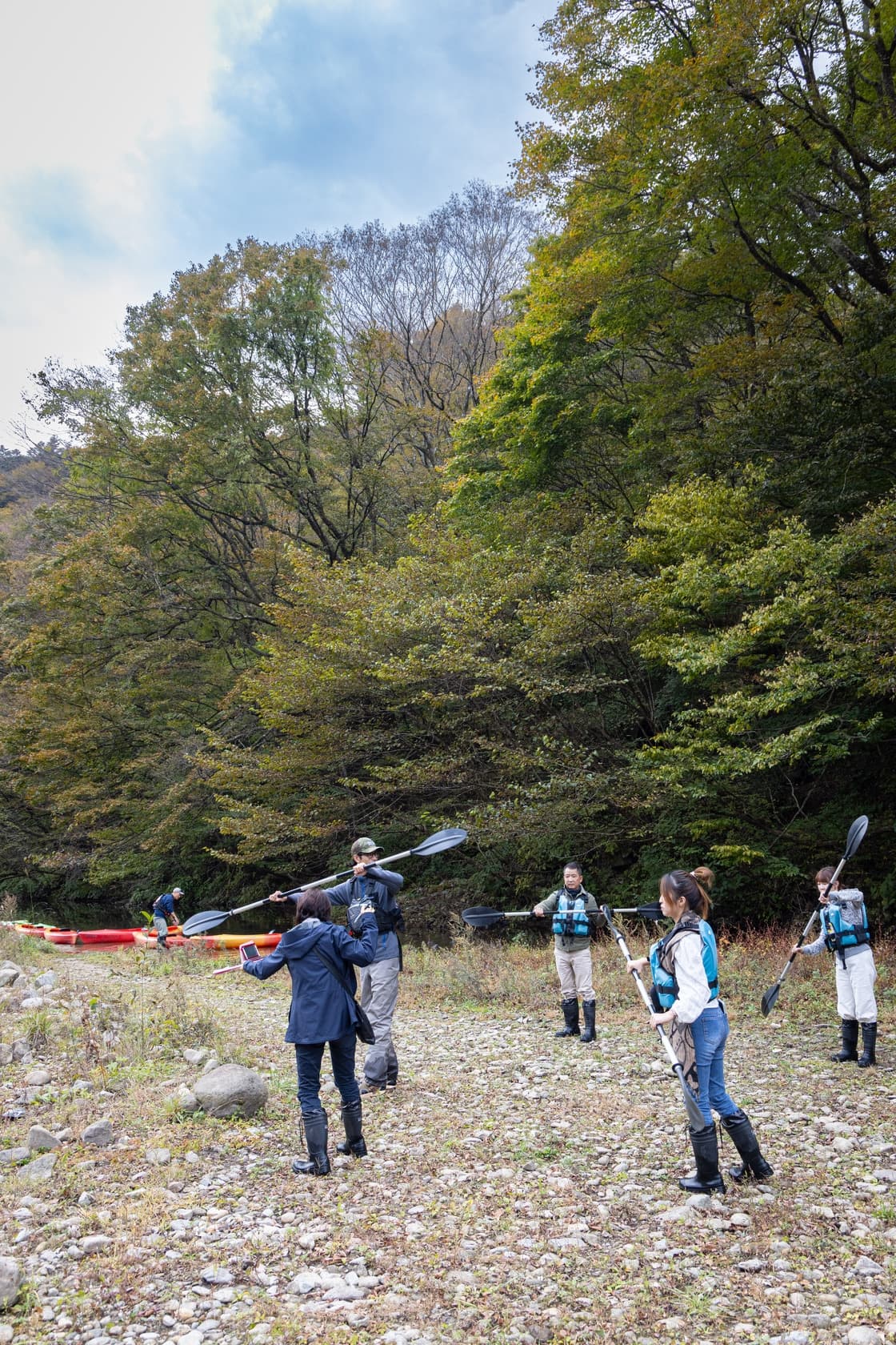 當地政府在板室水壩湖提供獨木舟體驗,由專業教練帶領,無經驗者也能輕鬆學會划木舟。