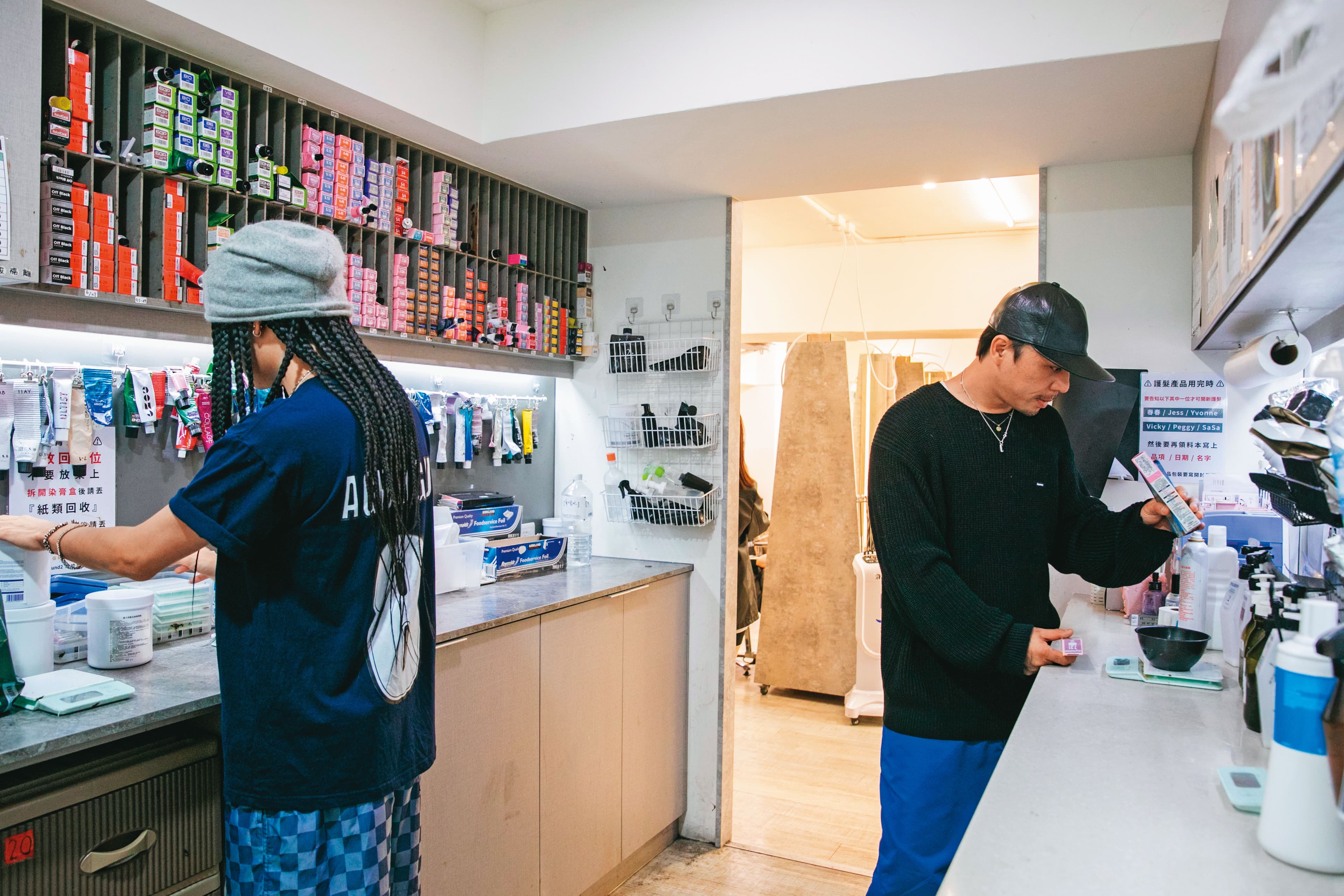 雖然已晉升大老闆,李念擇(右)仍經常在第一線幫客人服務,也會親自調染髮劑。