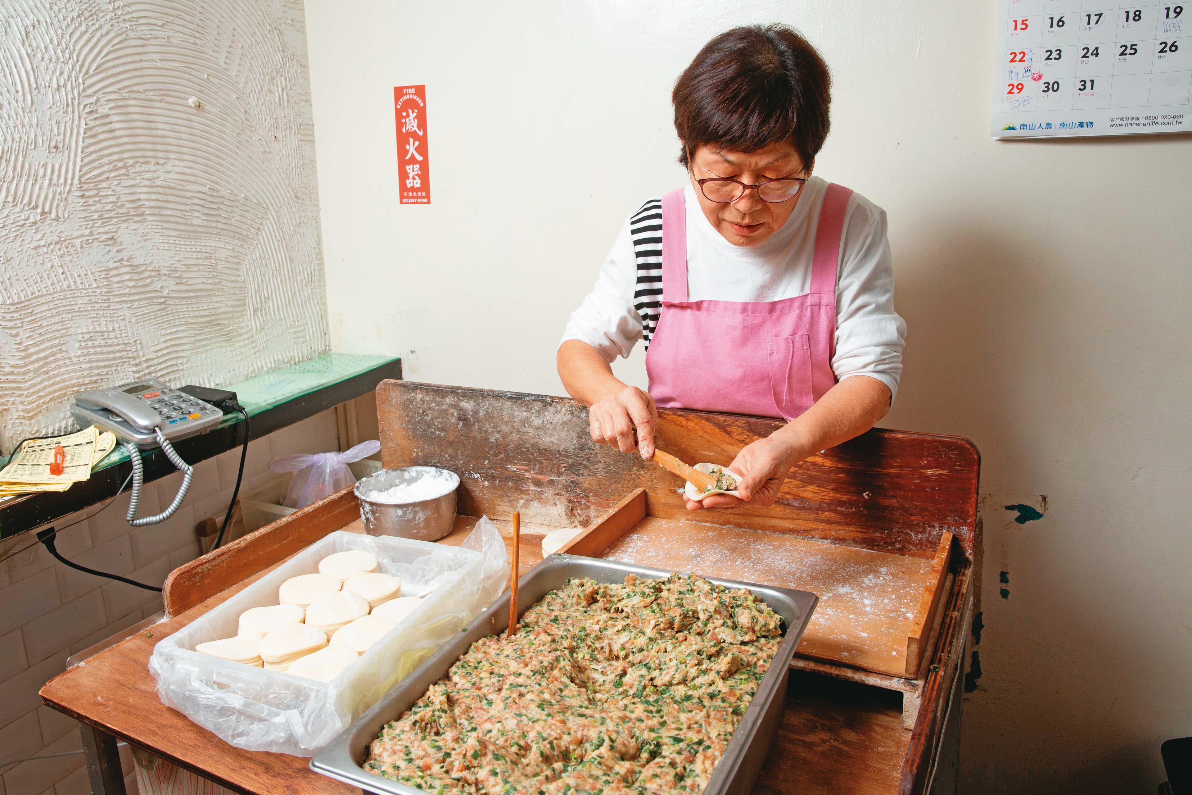 雖然朱筱勤已經74歲,但包起水餃依然俐落,3秒就能包1顆。