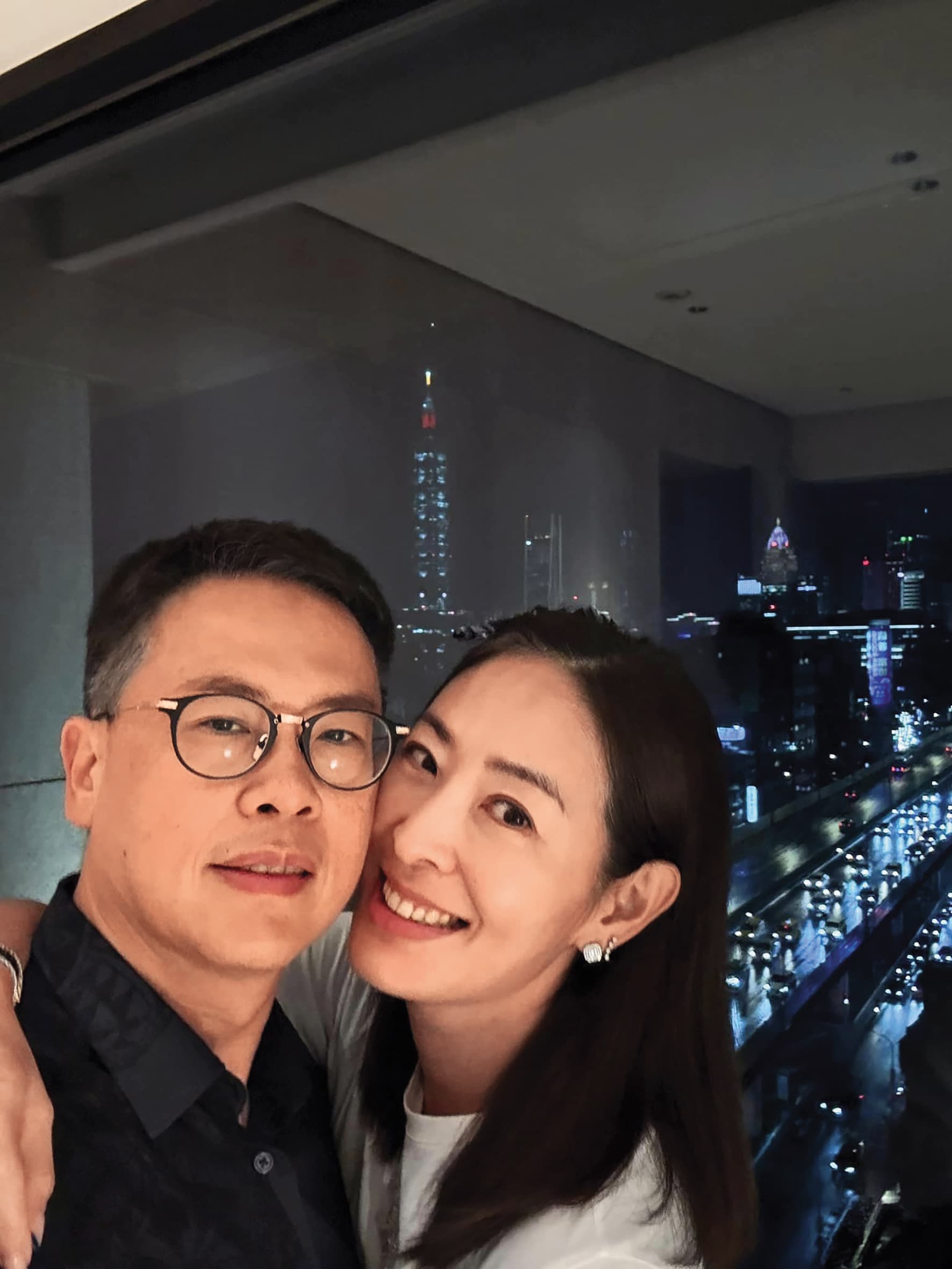 台北101董事長賈永婕(右)遭質疑利用101放閃老公(左),惹來各界批評。(翻攝自賈永婕臉書)