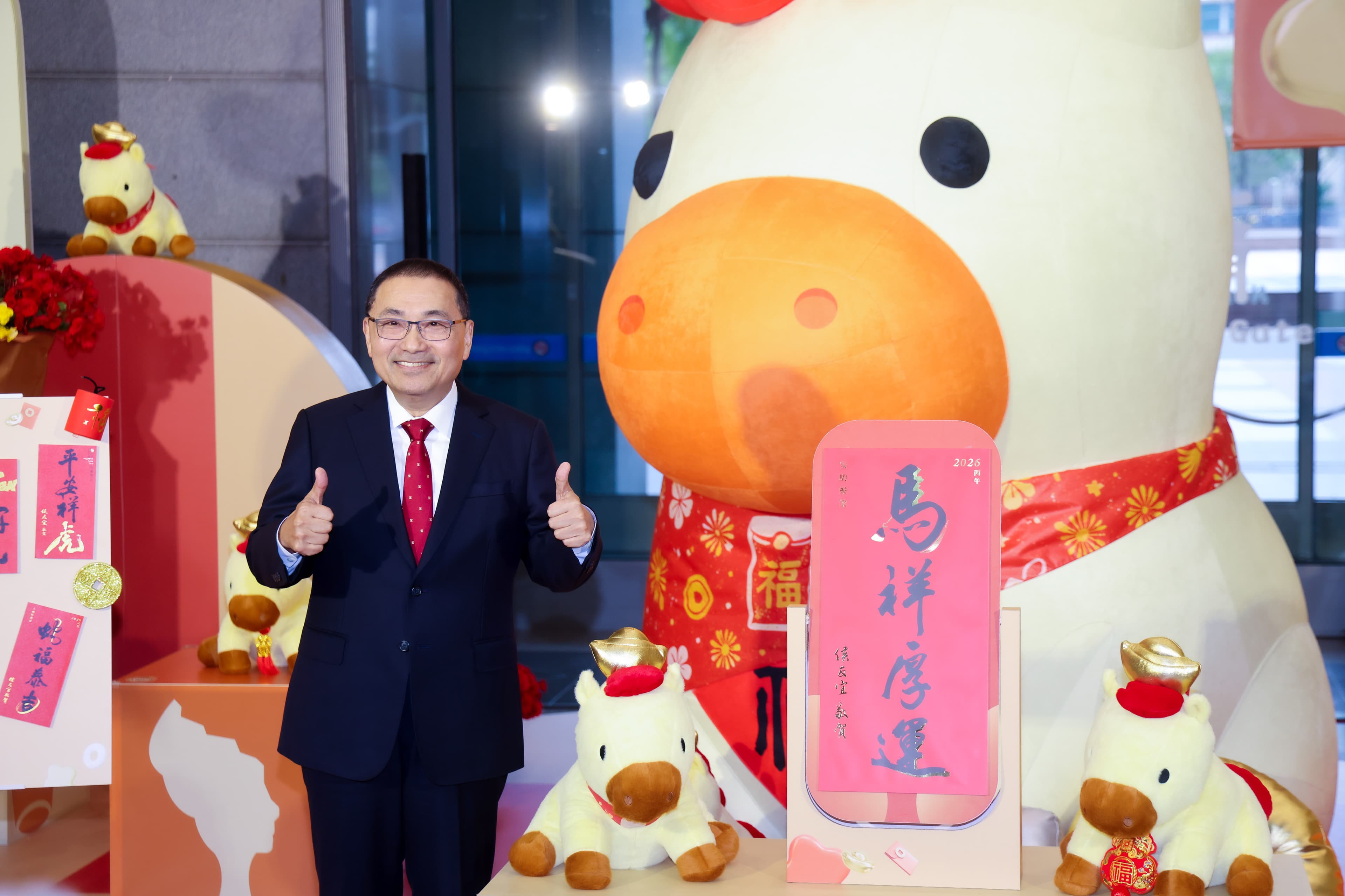 新北市推國台語雙關春聯「馬祥厚運」。(新北市府提供)