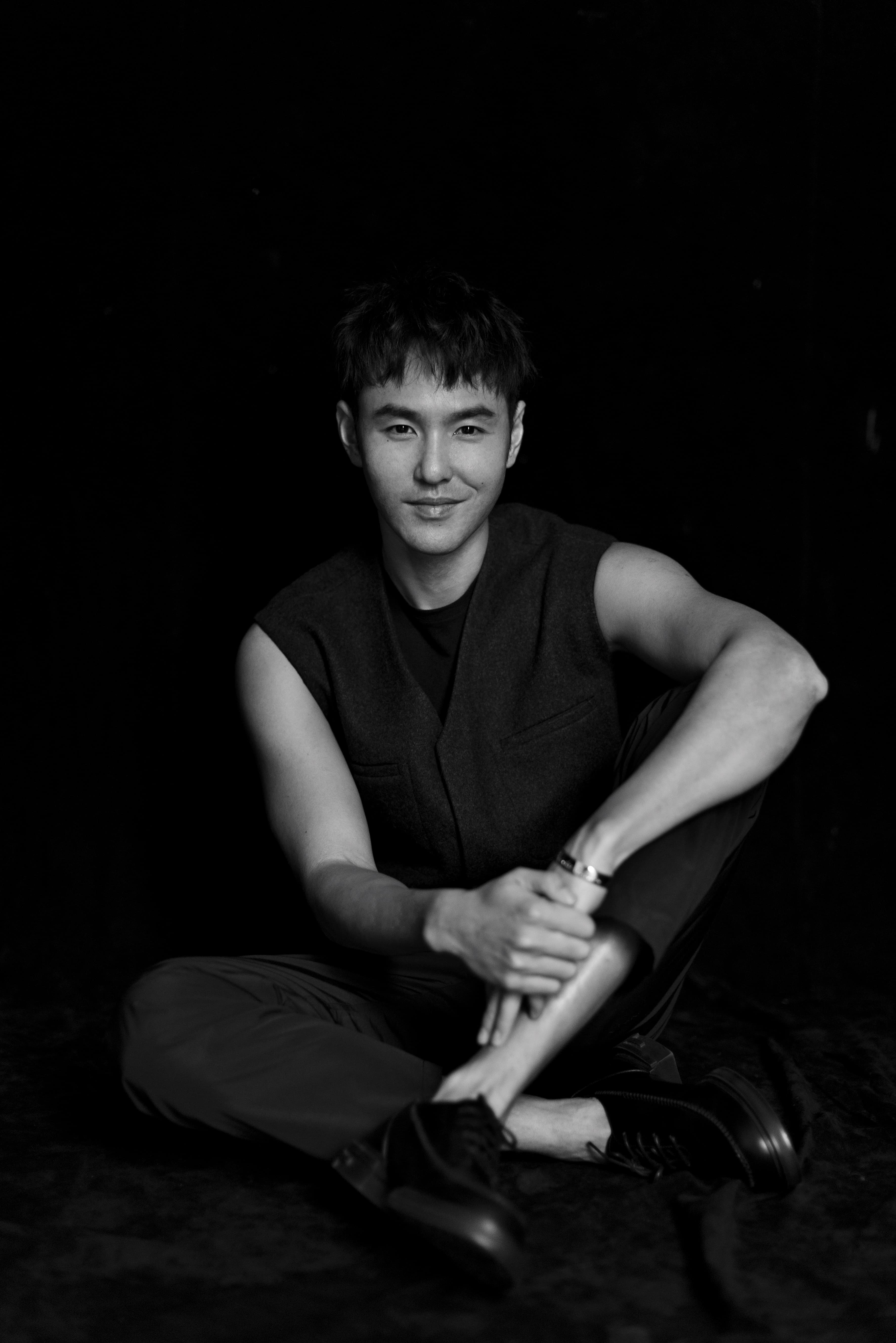 演完一部作品很快樂, 不過阮經天不否認, 還是覺得買衣服很快樂, 或是跟朋友吃吃飯,那都很快樂。 現在的他,很放鬆。