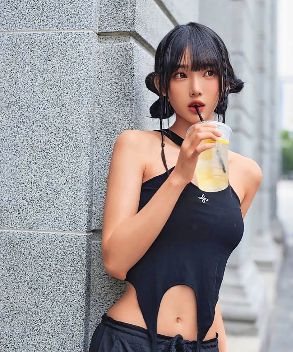 七七有著被封為「AI女神」的美貌,更傳出是白富美、美籍華裔的人生勝利組。(翻攝自七七IG)