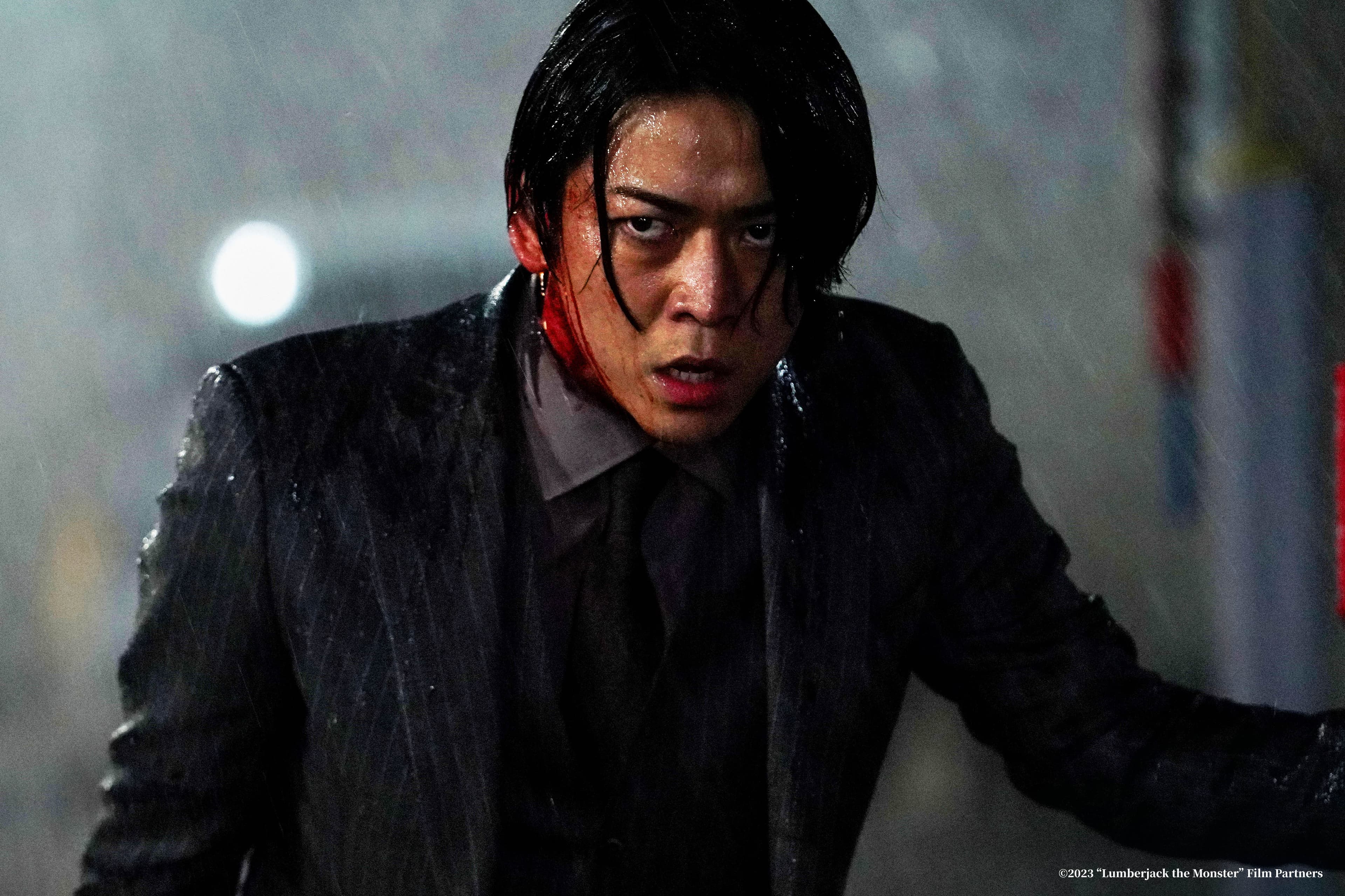 龜梨和也於《怪物樵夫》大戰面具殺人魔。(網銀國際影視提供)