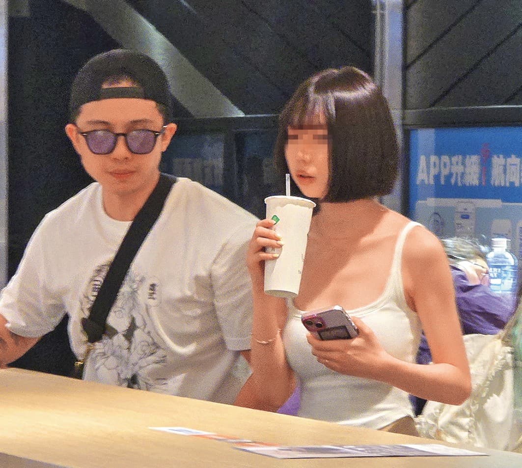 7/25 17:01 孫安佐(左)陪素人女友(右)喝著剛買的飲料,相處悠閒自在。