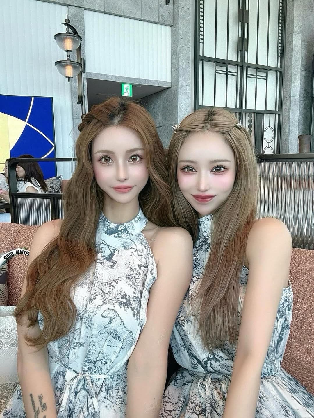 網紅麻里子與20歲的大女兒合照,看起來就像雙胞胎姐妹一般。(翻攝IG@marichi)