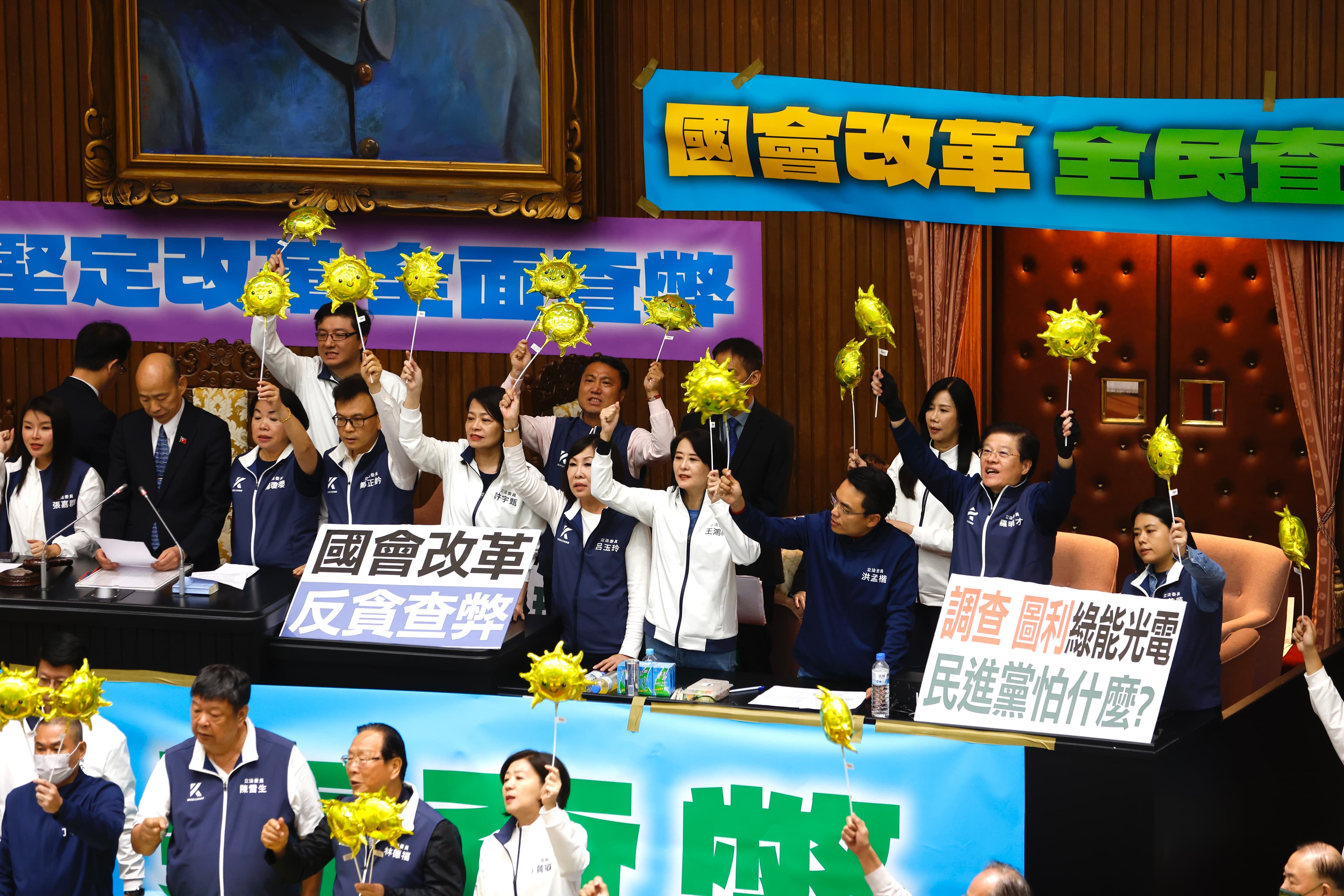 三讀通過,藍委們在台上舉著太陽形狀氣球,高喊:「讓陽光照進國會」