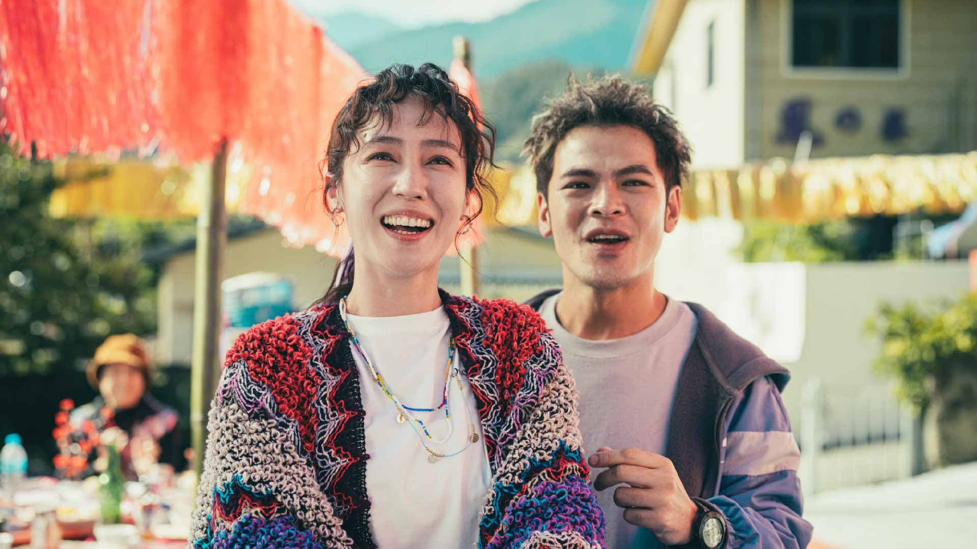 小薰(左)認為,蘇達(右)自編自導自演的《怎麼可能我家的祖先是你家的鬼》是一部原住民元素滿滿的幽默之作。(北影提供)