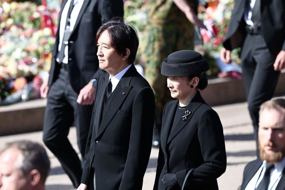 日本秋篠宮文仁親王(左)與紀子妃(右)出席挪威國王哈拉爾五世國葬,夫妻倆一身黑色喪服神情肅穆。(翻攝X@implmaterial)