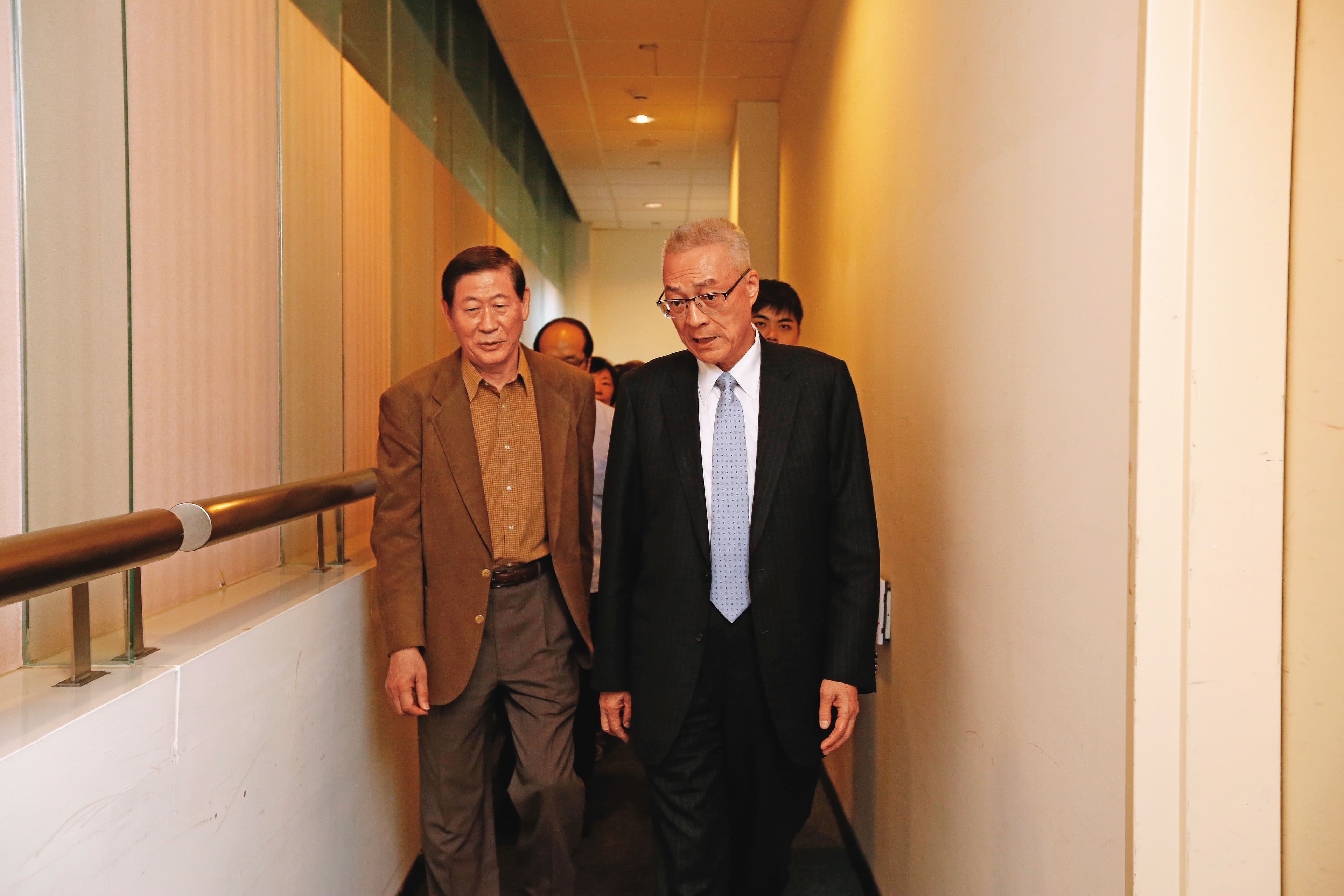 臧幼俠(左)擔任黃復興黨部主委一年餘,後隨國民黨主席改選而卸任。右為吳敦義。