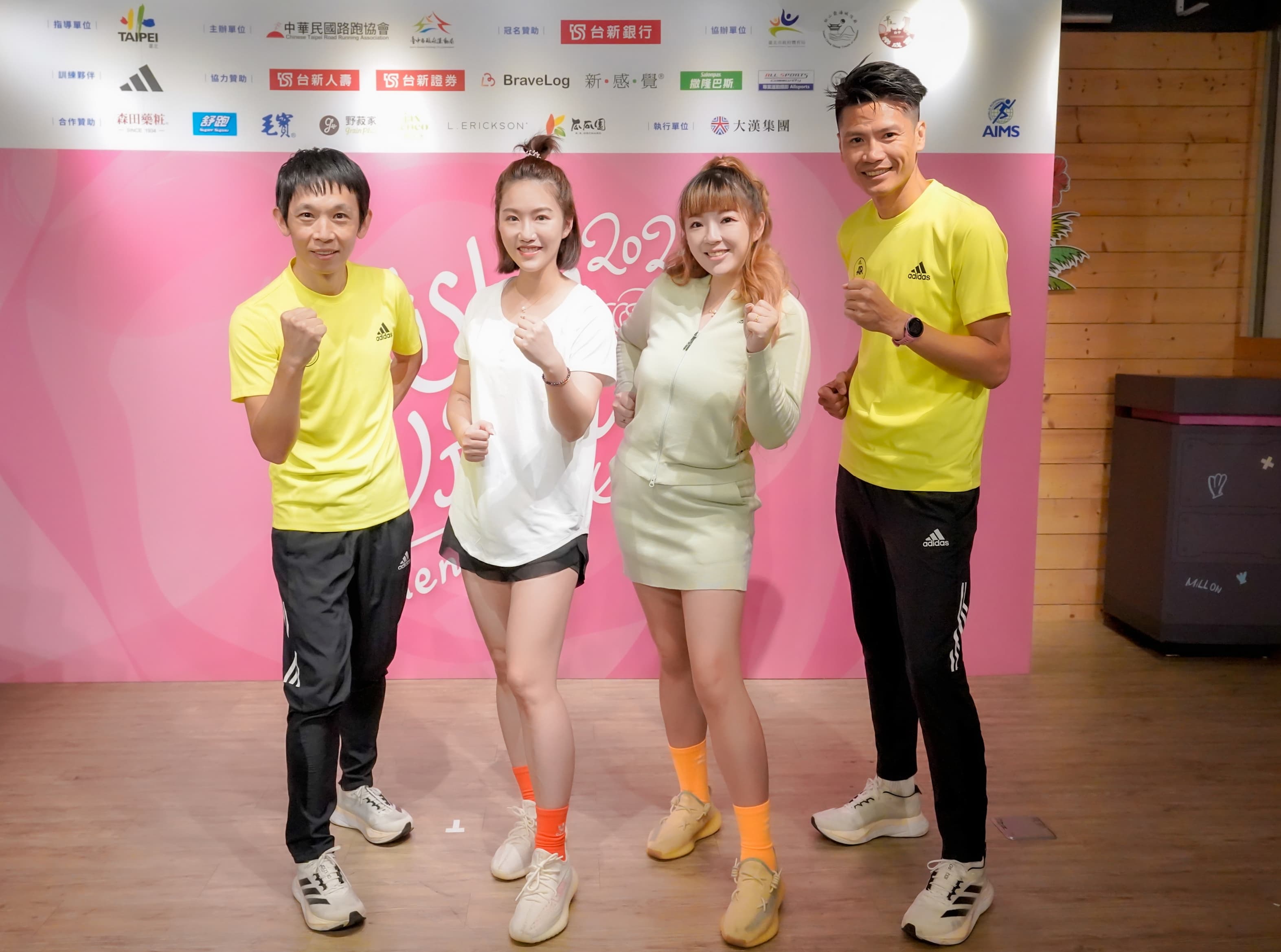柒柒花媽和Miya與2024台新女子路跑帥哥配速員合照。(萬匠整合行銷提供)