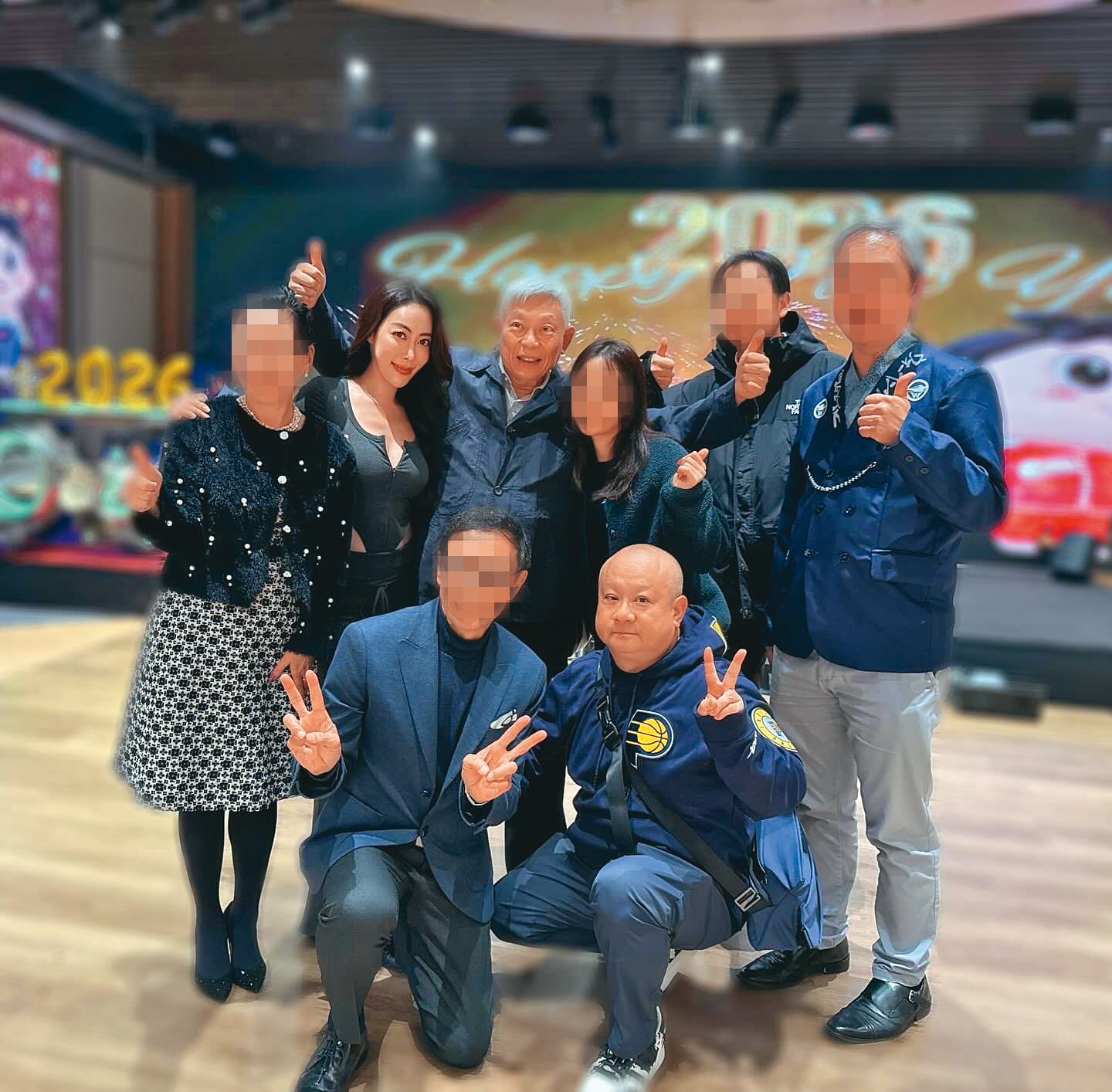 李雅楹(後左二)跟著宣昶有(前右)經常出入與政商名流的聚會,包括旺中董事長蔡衍明(後左三)。(翻攝自李雅楹IG)