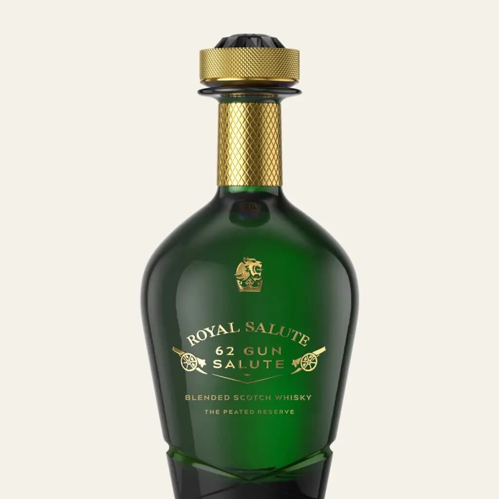 呼應皇冠上的祖母綠寶石的「皇家禮炮62禮讚-The Peated Reserve」,擁有獨特的煙燻氣息,只在免稅通路獨賣。(皇家禮炮提供)