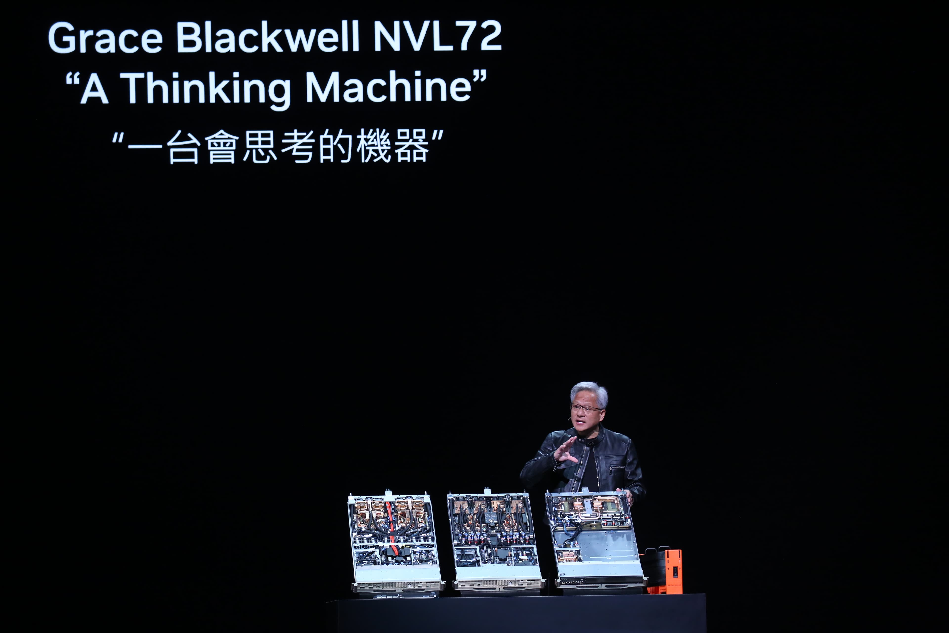 黃仁勳演講中提出AI演進的下一波浪潮——物理AI(Physical AI),並正式宣布具備超大規模推理能力的AI超級電腦平台Grace Blackwell正式量產。(鏡報新聞網提供)