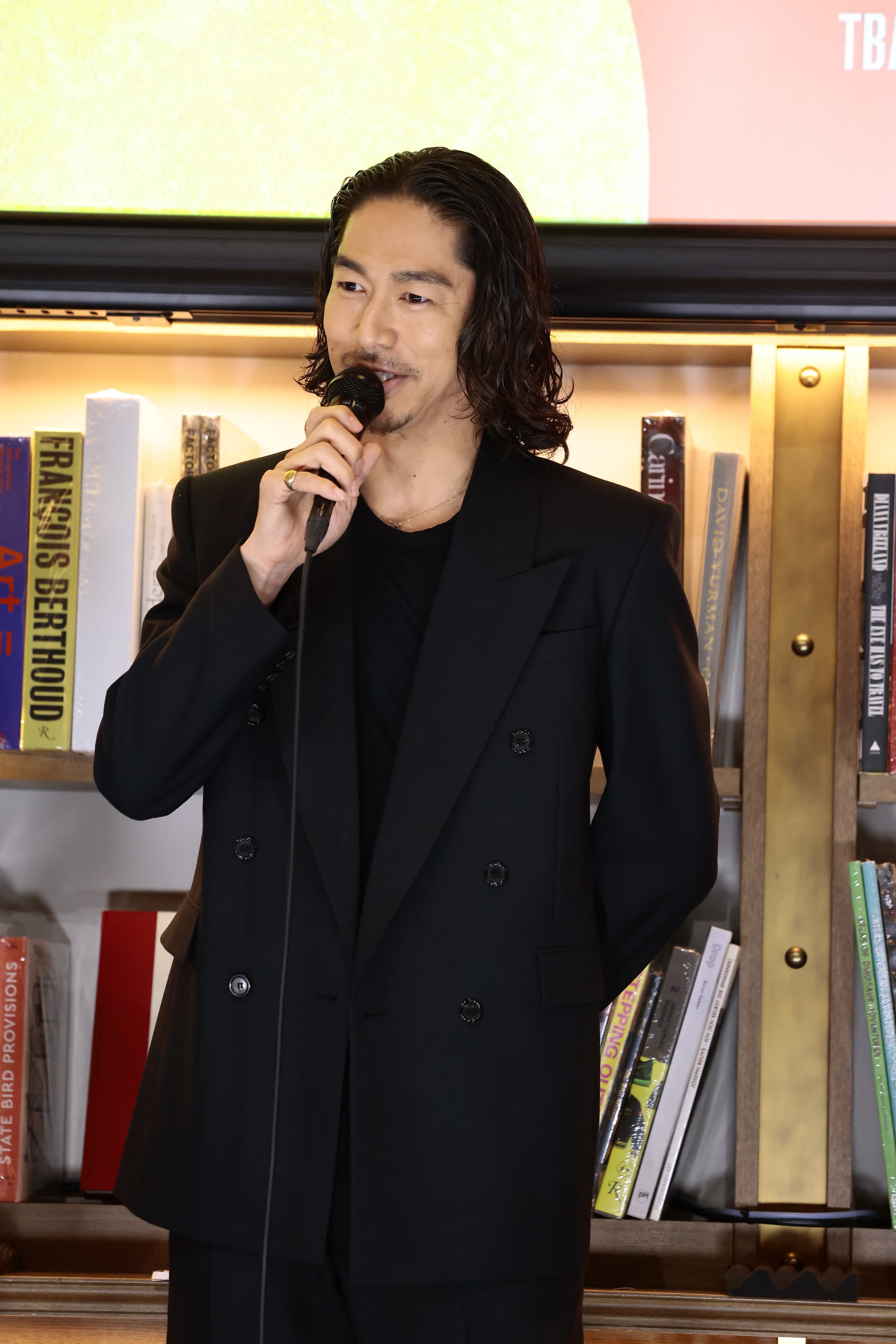 AKIRA回憶他在《HiGH&LOW 熱血街頭》中飾演「琥珀」時,為呈現蒼桑感刻意用鹽水洗頭。(LDH 愛夢悅提供)
