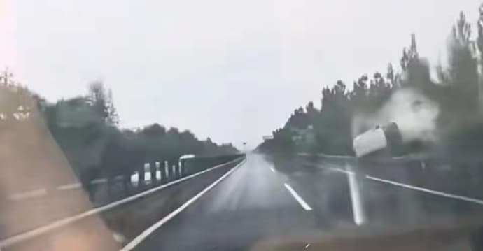 一輛白色轎車在高速公路上打滑,發生嚴重車禍。(翻攝自微博)