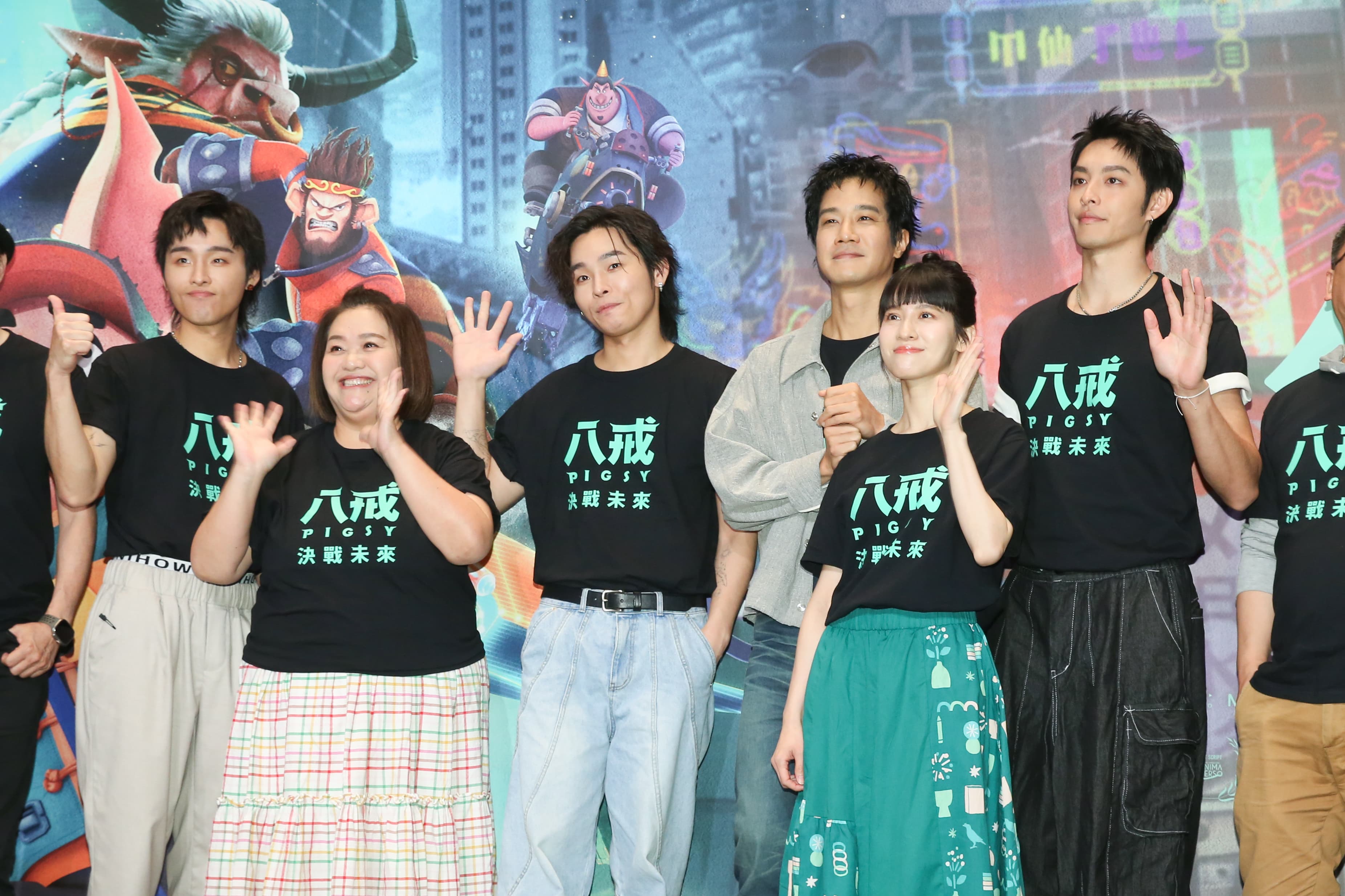 《八戒》決戰未來一口氣推出3種不同配音版本,演員許展榮(左起)、鍾欣凌、許展瑞、薛仕凌、連俞涵、曹佑寧出席記者會。