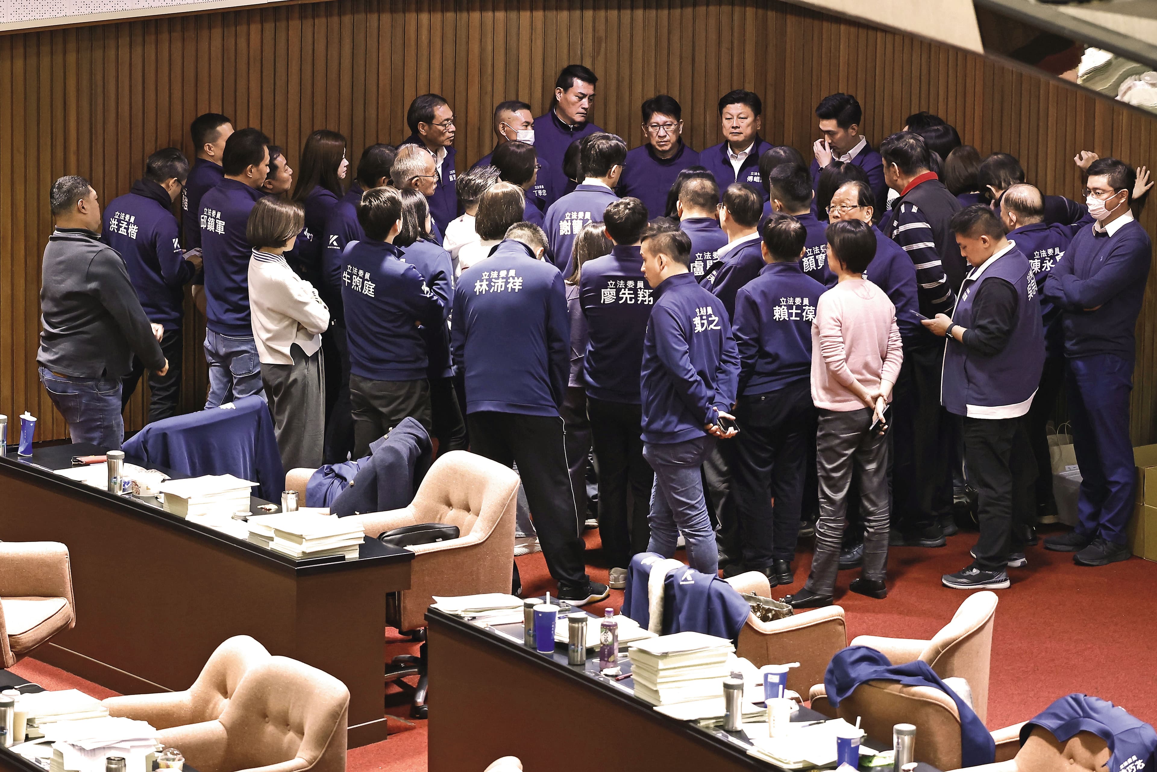 中選會10日公布,已有34件罷藍案通過第一階段查對,正式進入第二階段連署。