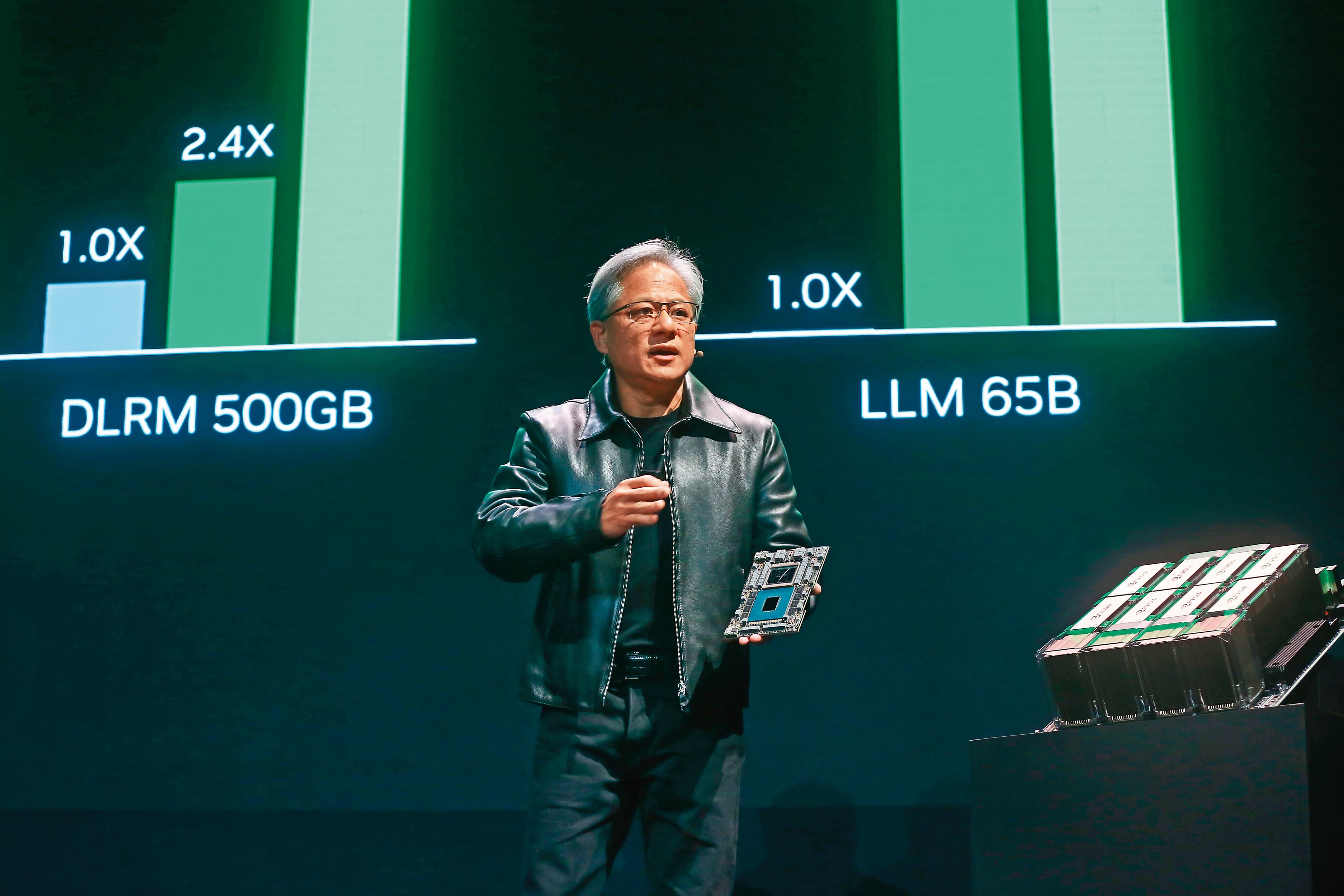 CoWoS先進封裝技術在人工智慧的需求推力下,吸引輝達、超微等晶片大廠爭相下單。圖為輝達執行長黃仁勳。