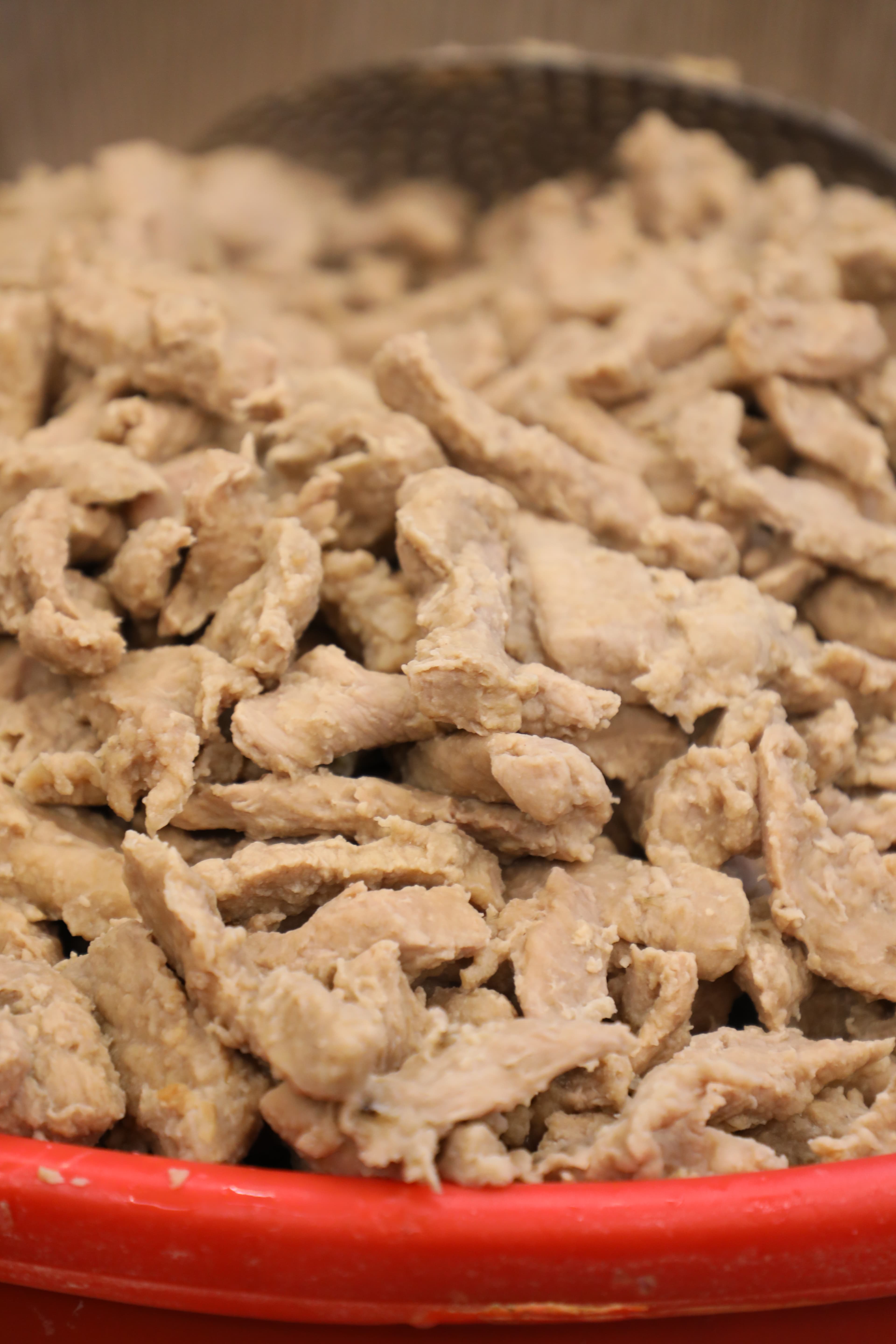 東門赤肉焿的肉羹是以豬後腿肉加蒜酥、油葱酥、醬油和甘薯粉調味攪拌而成。
