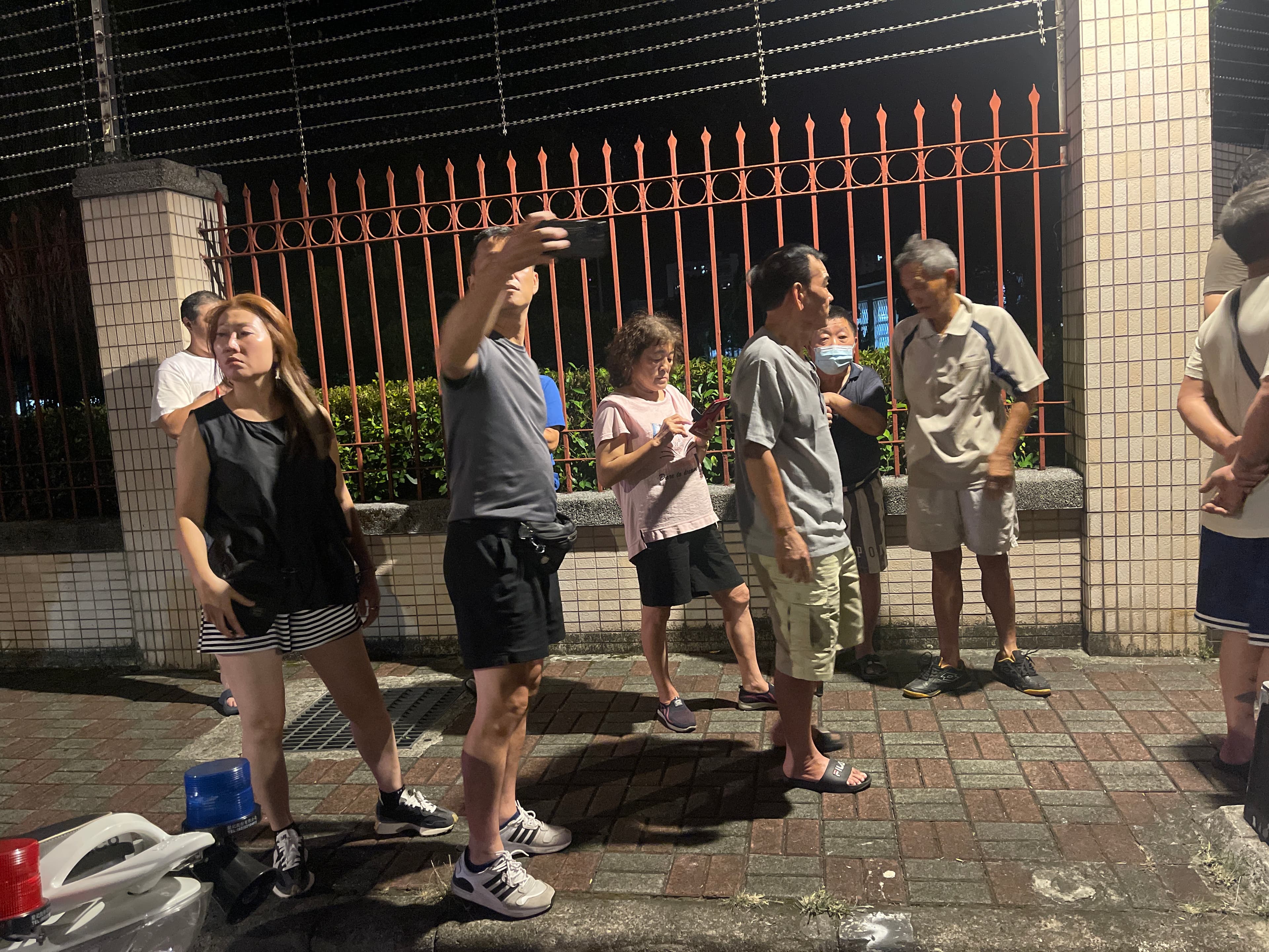 載著柯文哲的囚車抵達台北看守所外,當時有大批民眾聚集圍觀。