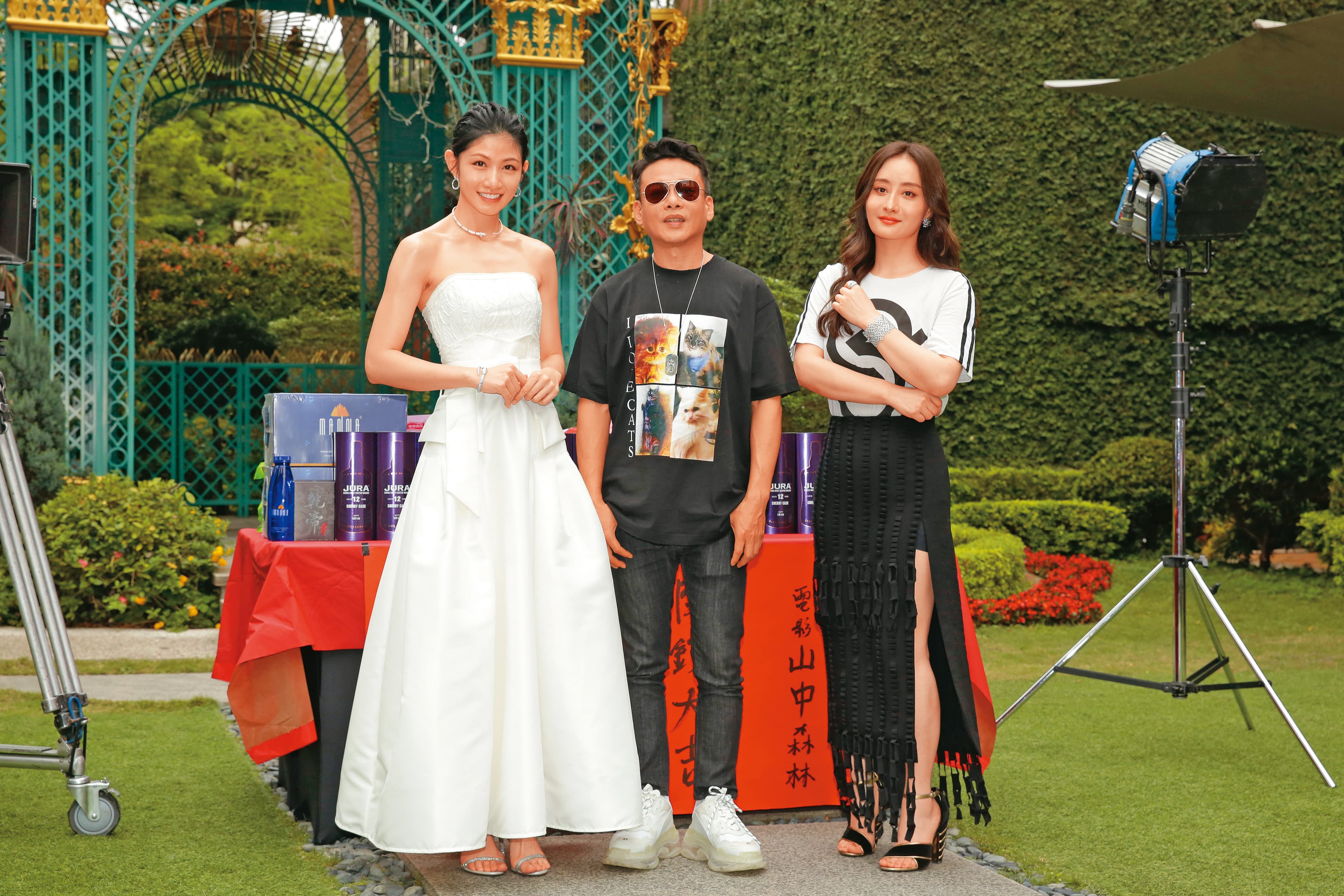 陳德容(右)擔任電影《山中森林》聯合製片人,並在戲中飾演酒店老闆娘。左起李千娜、李康生。