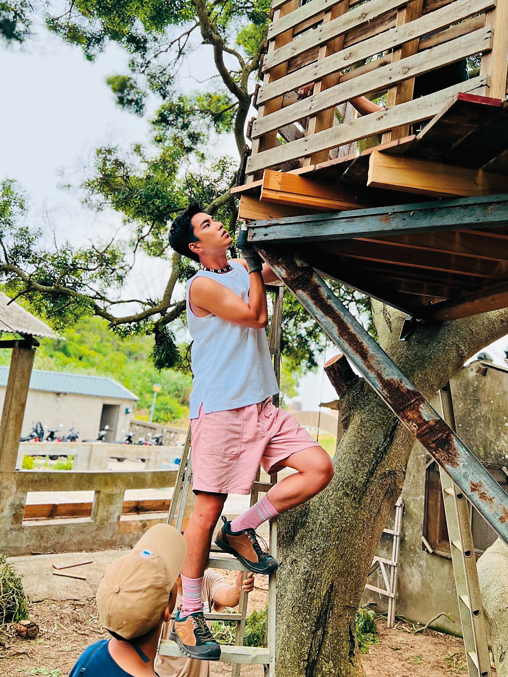 曾敬驊與團隊遠赴馬祖,在當地居民協助下完成樹屋。(公視提供)