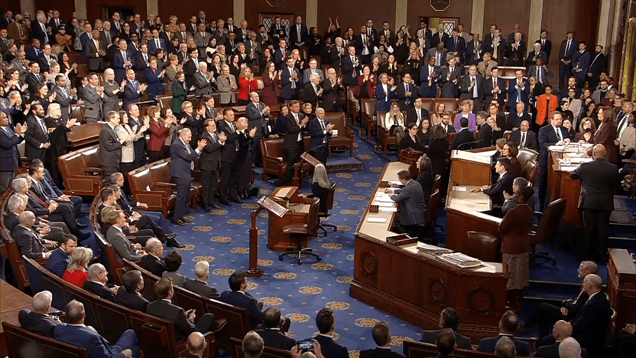 民主黨議員也位賀錦麗鼓掌。(翻攝自 US House Clerk)