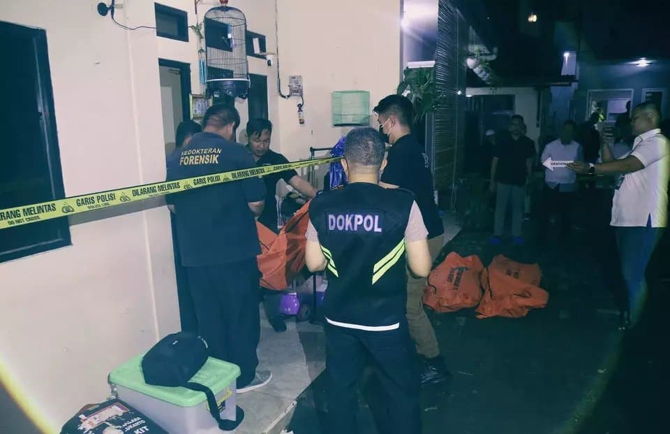 警方獲報到場,抬出一具具幼童遺體。(翻攝X@TMIHARINI)