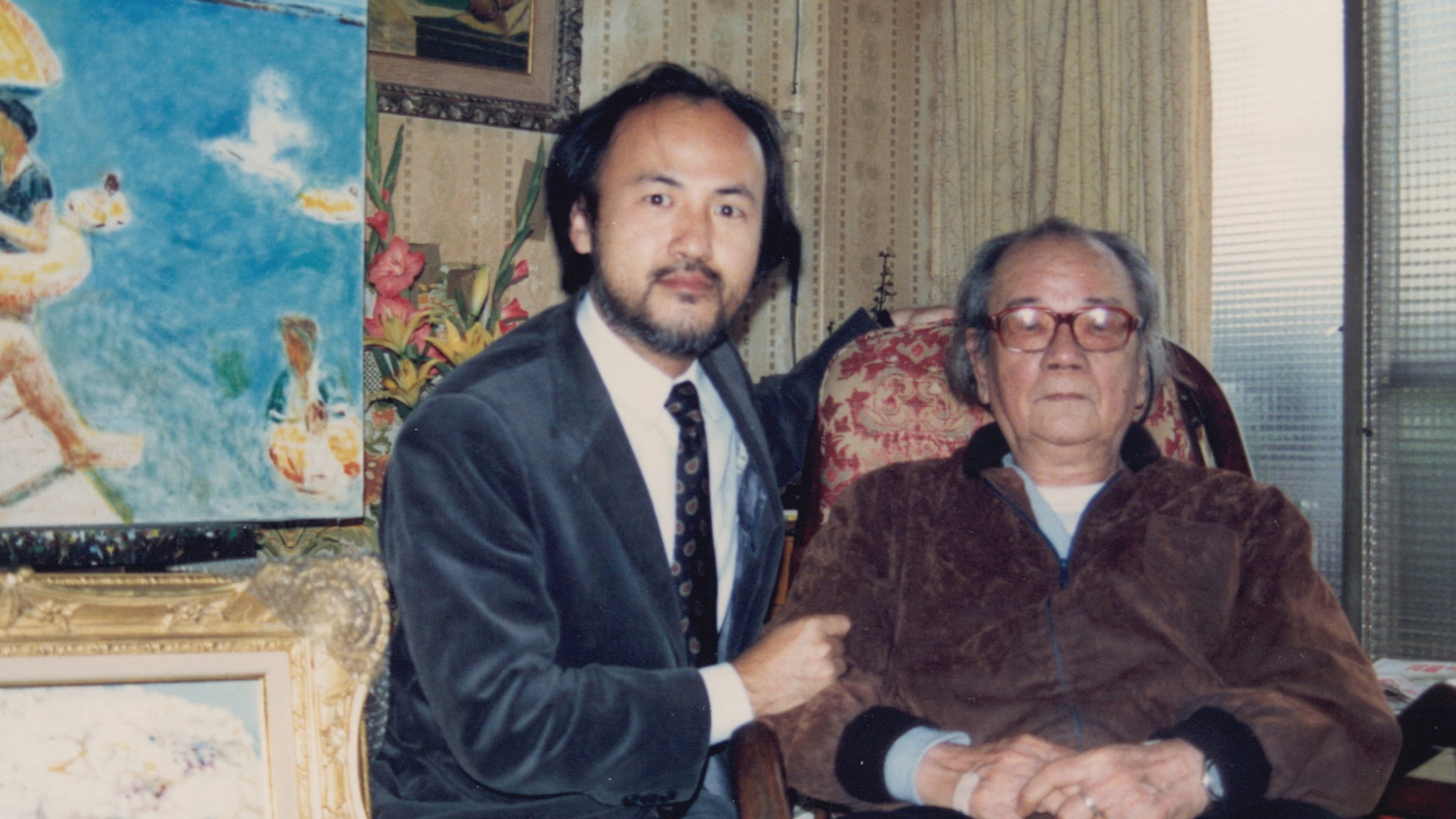 李賢文(左)採訪藝術家李石樵(右)合影留念。(雄獅圖書提供)