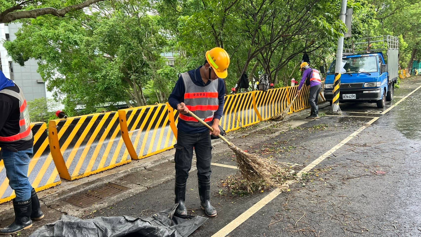 皇昌營造協助內湖瑞光公園周邊清掃。(翻攝畫面)