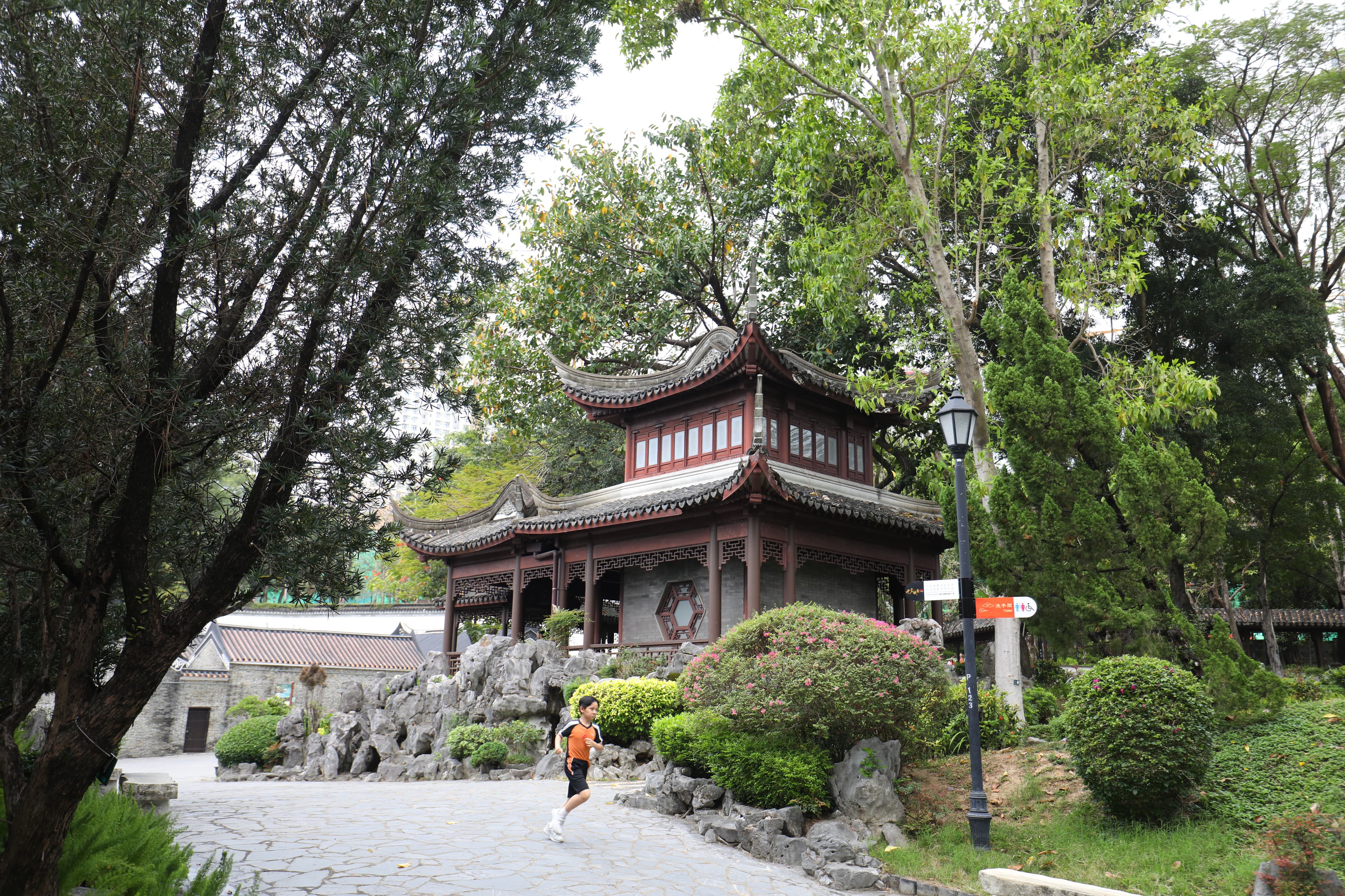 公園中保留昔日古色古香的官衙建築。