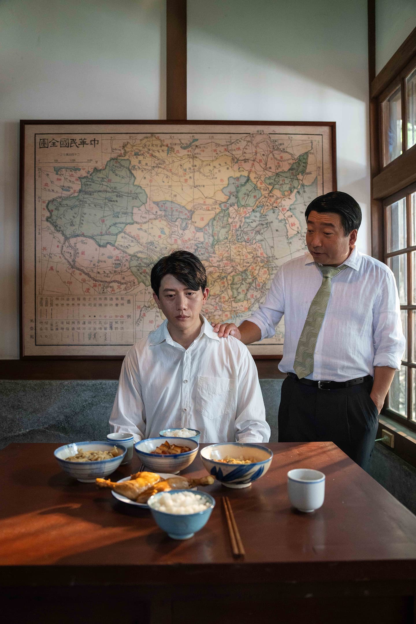 新科金馬影帝張志勇(右)在《餘燼》中與莫子儀(左)有對手戲。(本地風光提供)