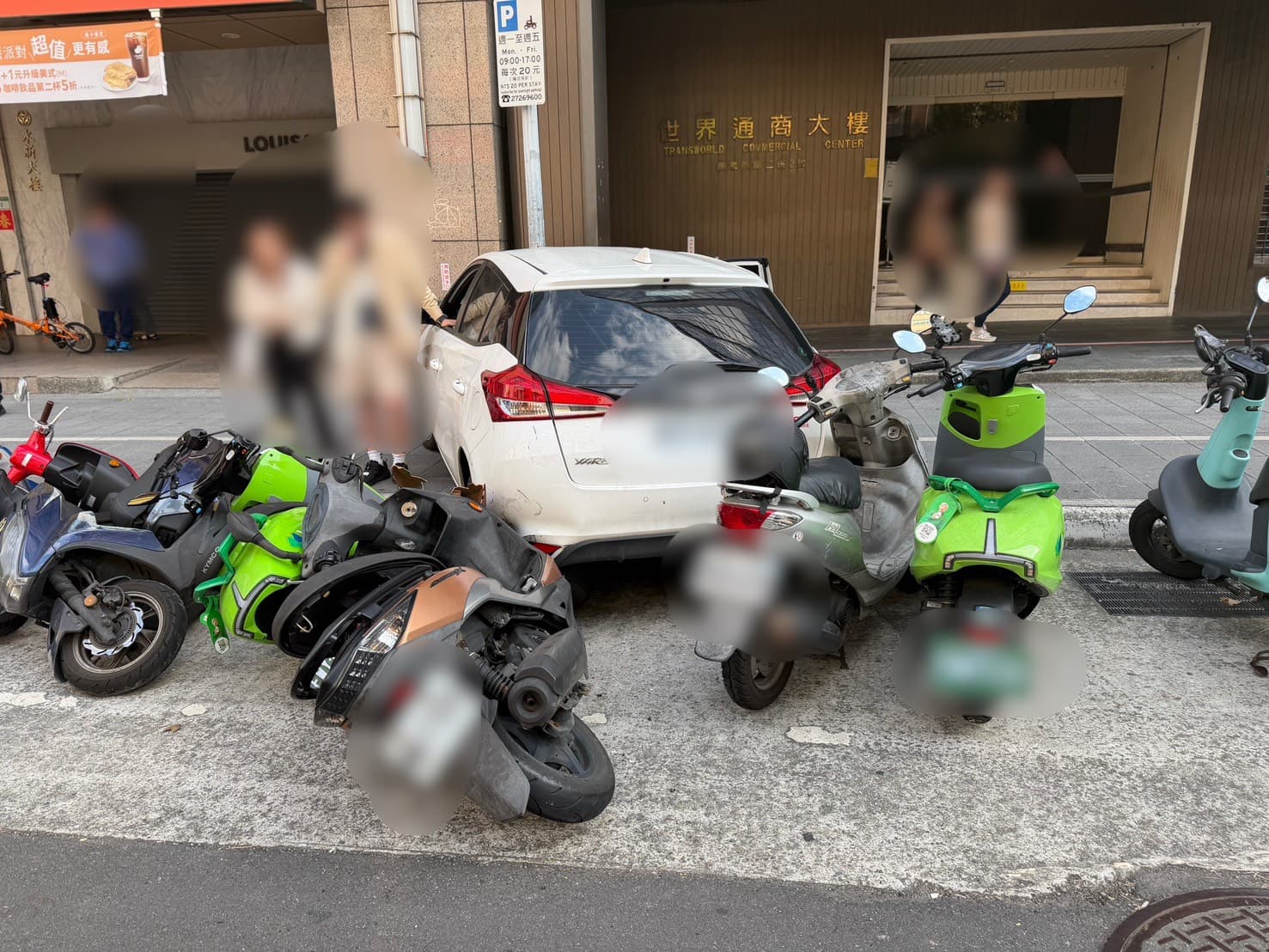 白車撞上人行道路燈後回彈,再波及機車停放區的一排機車。(翻攝畫面)