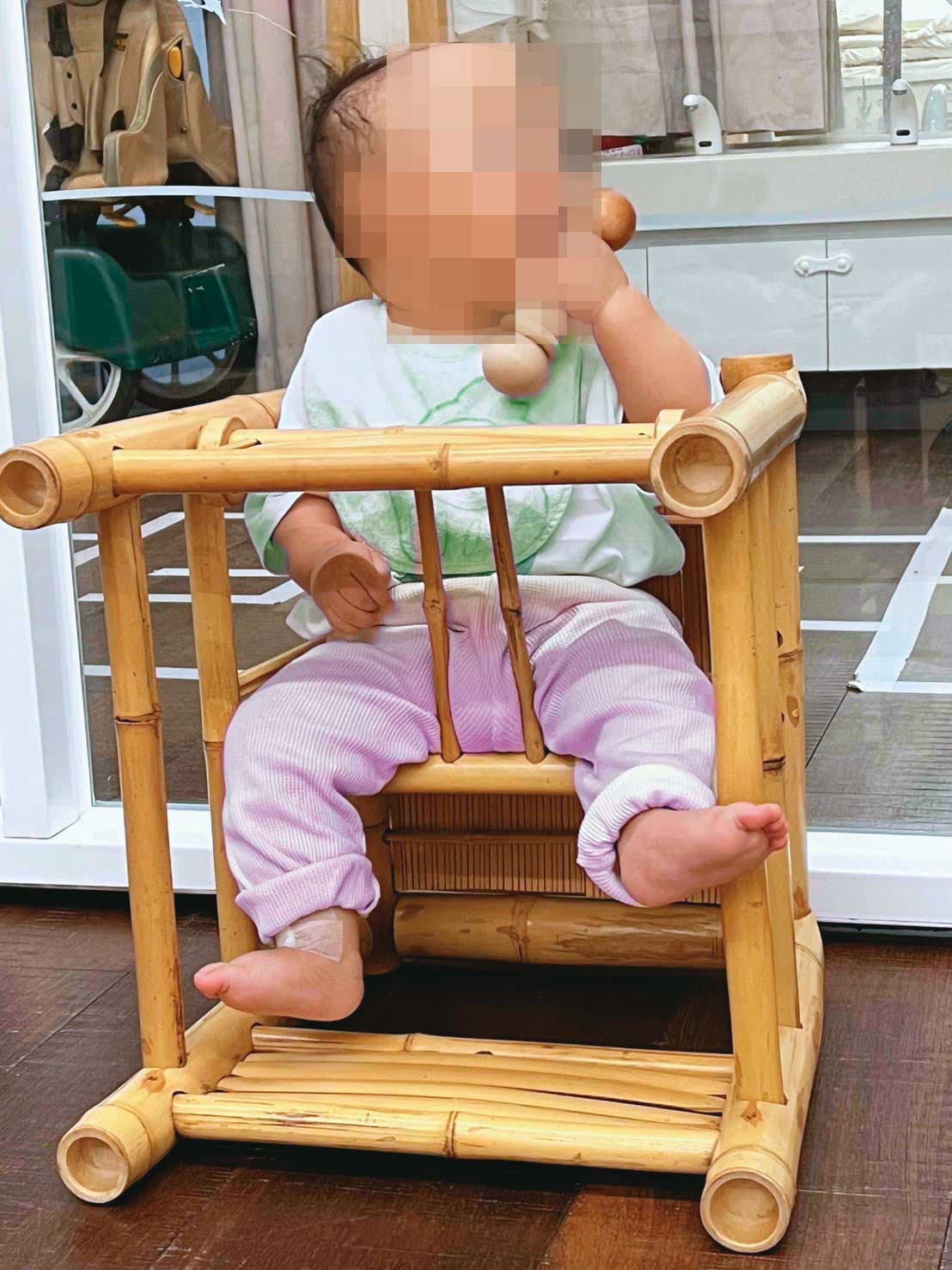 A先生指控竹北道禾托嬰中心,常將小孩綁在圖中竹椅上逾數小時,形同拘禁虐待。(讀者提供)