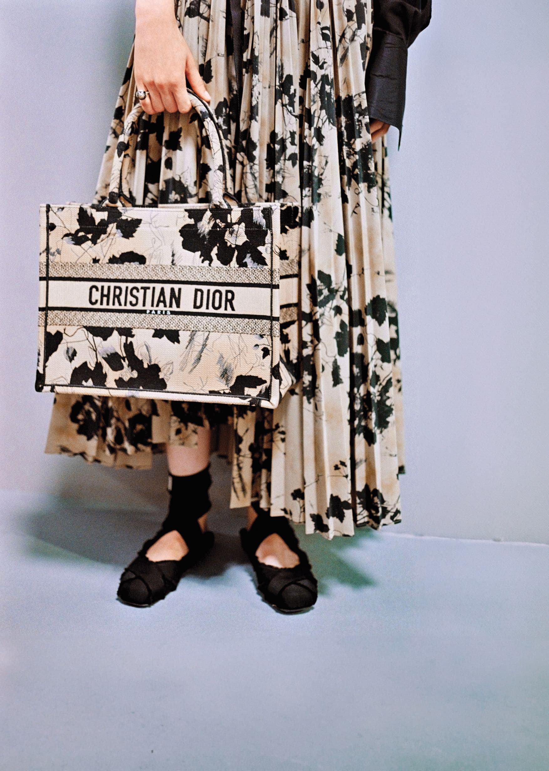 Dior Book Tote 花卉刺繡中型托特包,NT$110,000。(Dior提供)
