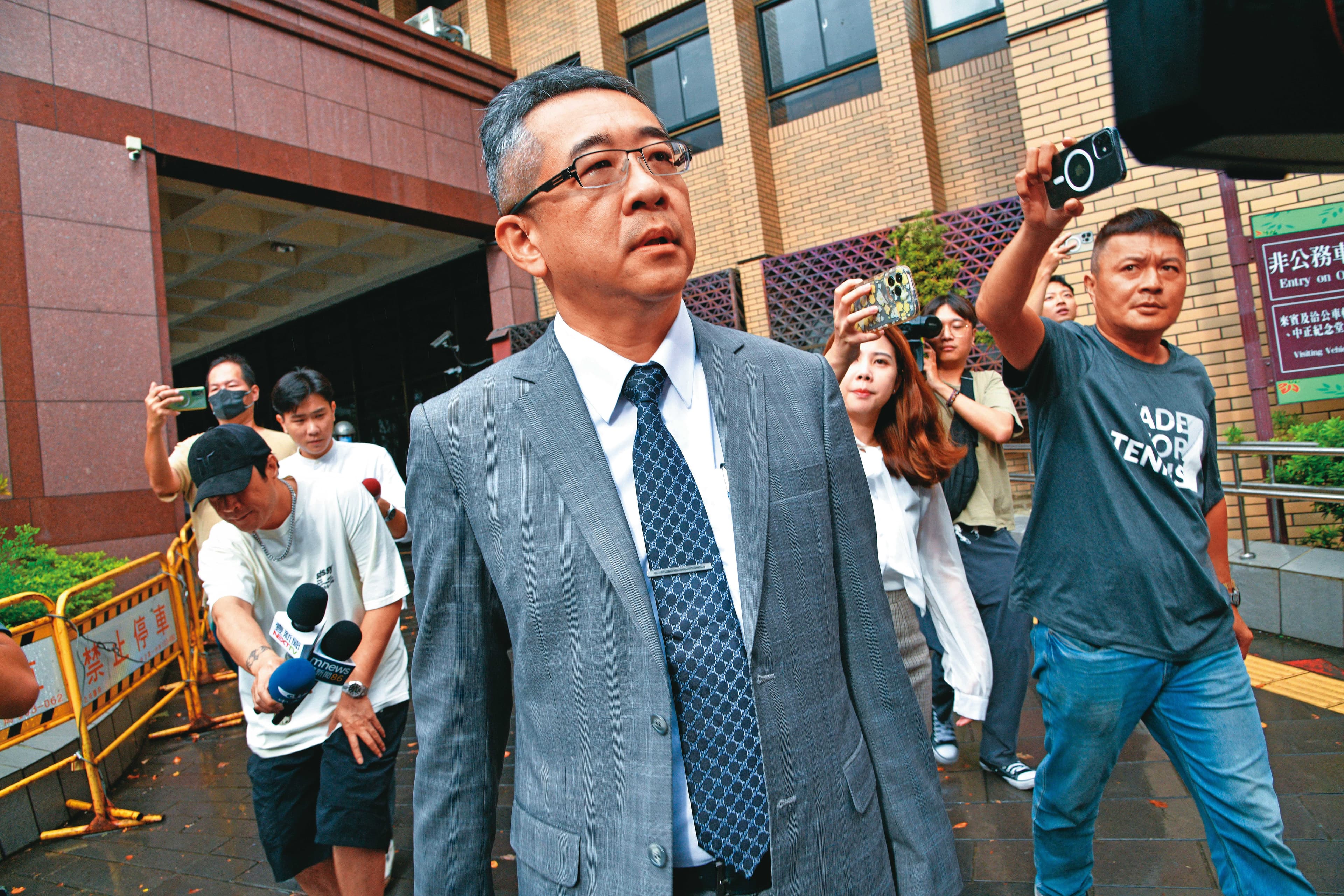 柯文哲9月遭收押後,開庭時,在律師鄭深元(圖)等人面前表示要辭黨主席。