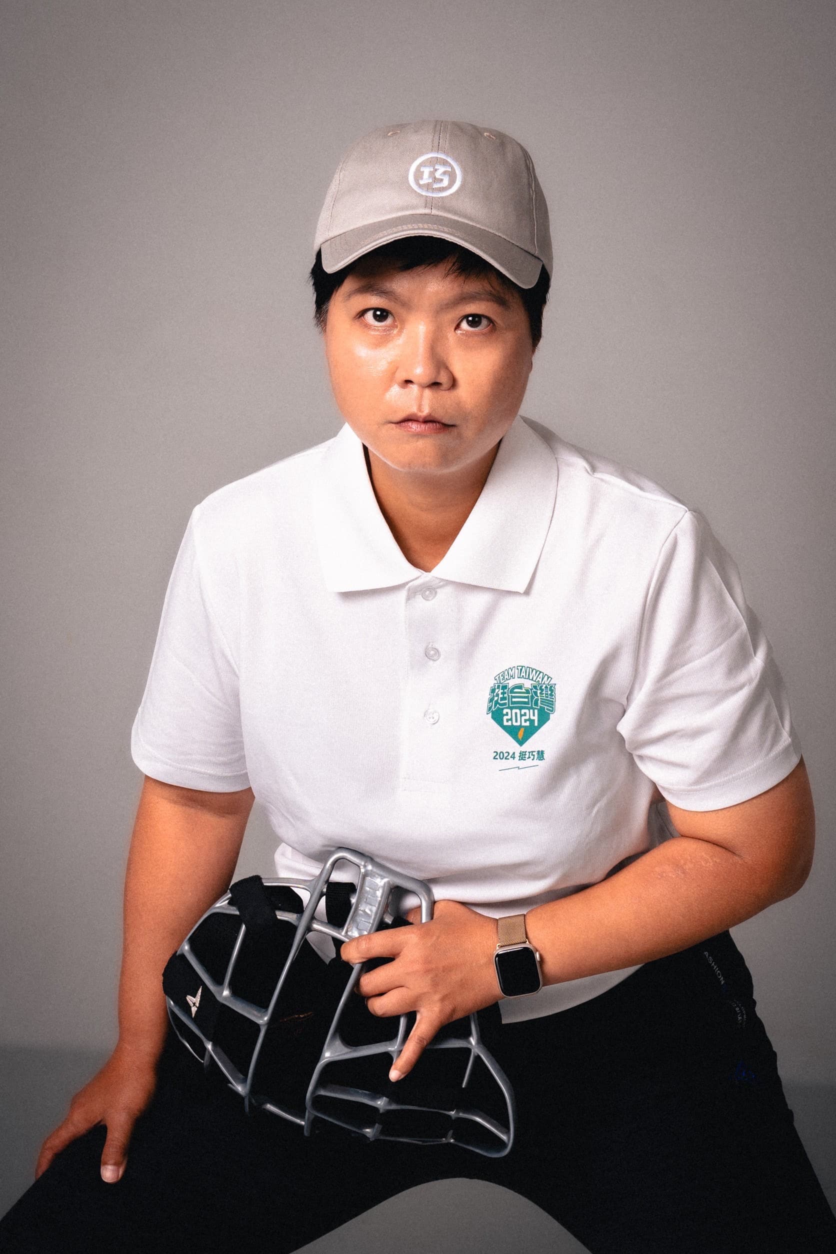 劉柏君是台灣首位獲得棒協認證的女性棒球裁判,她在棒球之外的生活,曾被翻拍成電視劇《通靈少女》。(蘇巧慧辦公室提供)